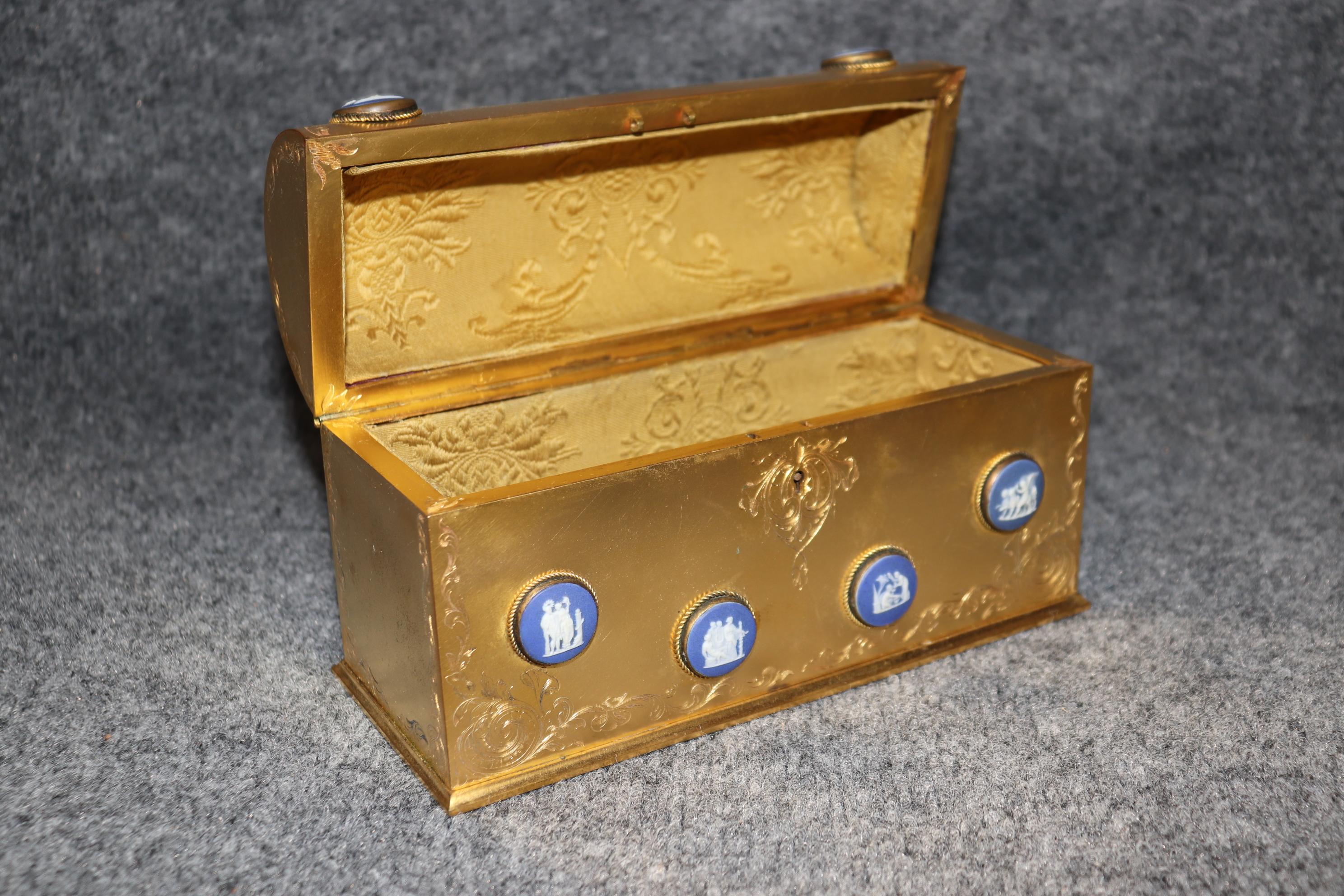 Antique French Bronze Ormolu Scrigno foderato internamente con inserti in Wedgewood in vendita 1