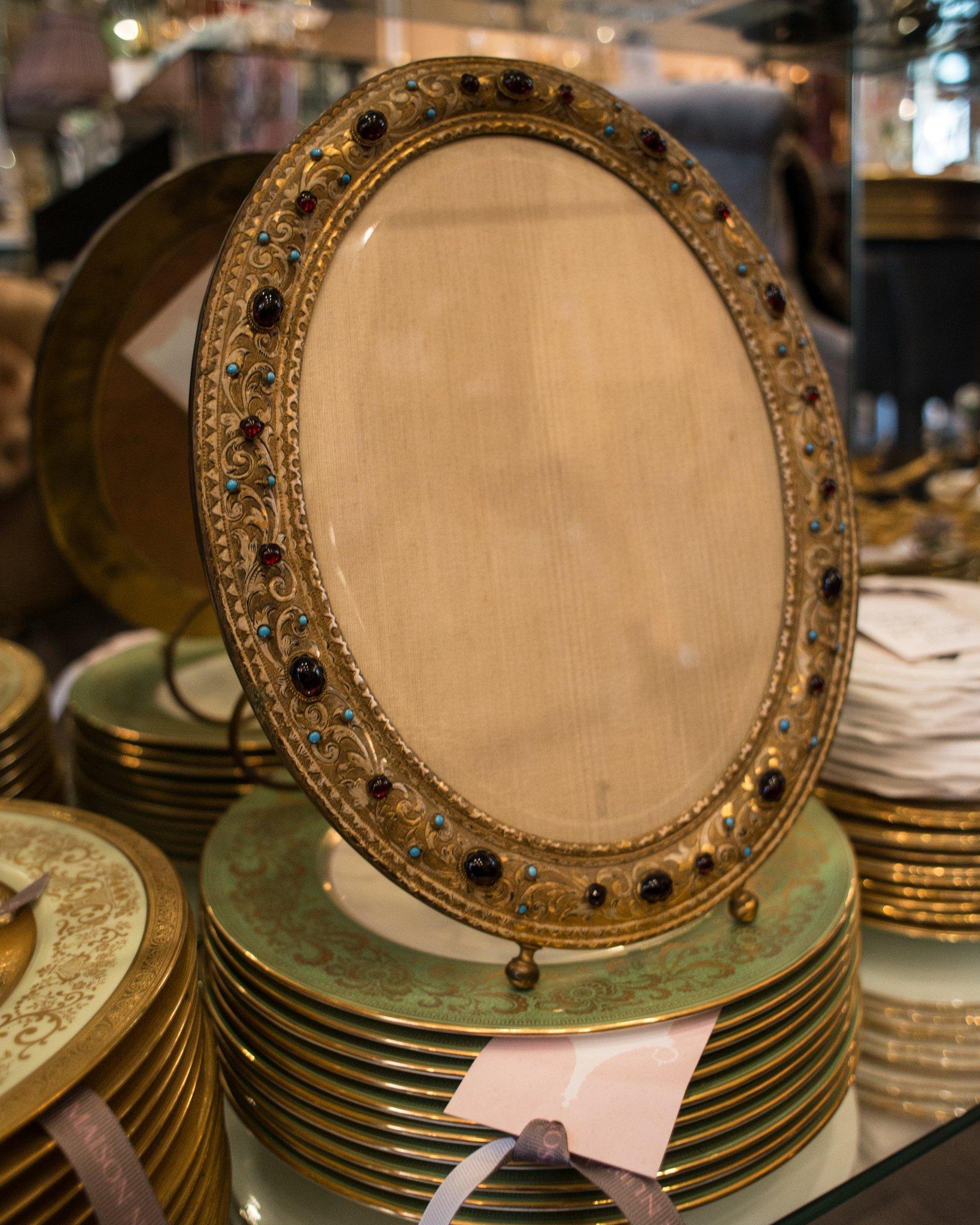 Cadre photo ancien en bronze français avec cabochons rouges et bleus semi-précieux Bon état - En vente à Toronto, ON