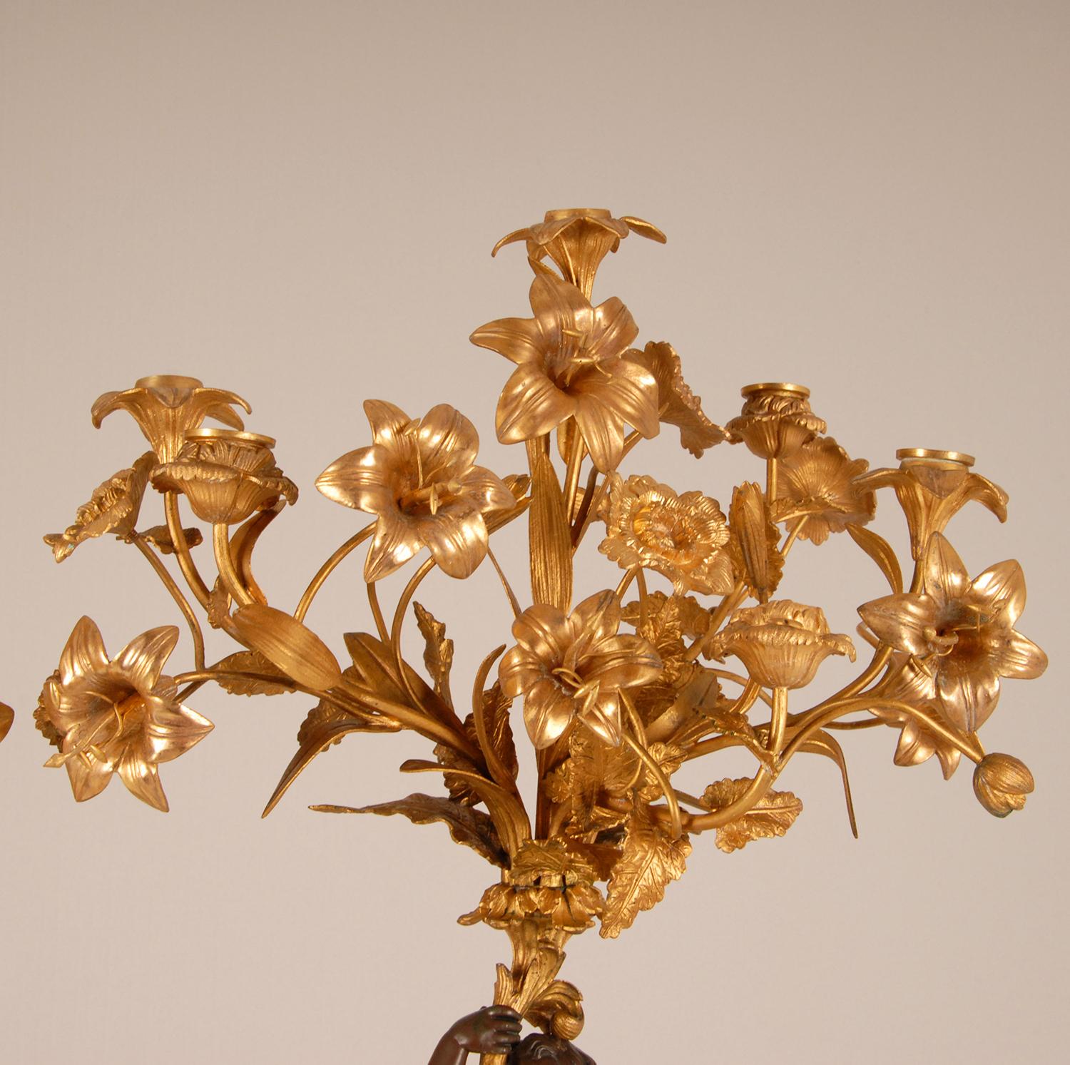 Viktorianische französische vergoldete Bronze-Kandelaber mit Putto und Blumen auf Marmorsockel 4