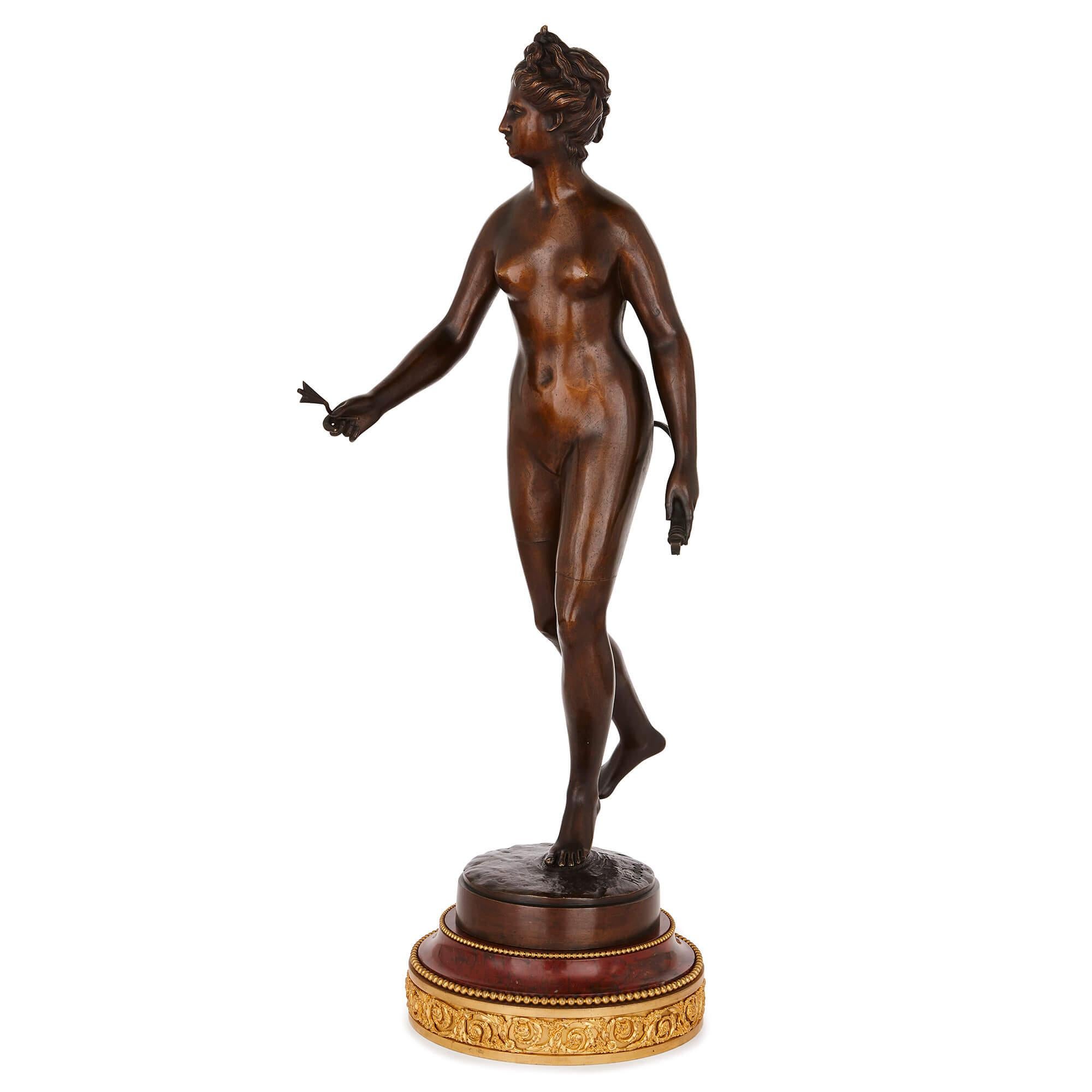 Questa bellissima figura in bronzo patinato è intitolata 
