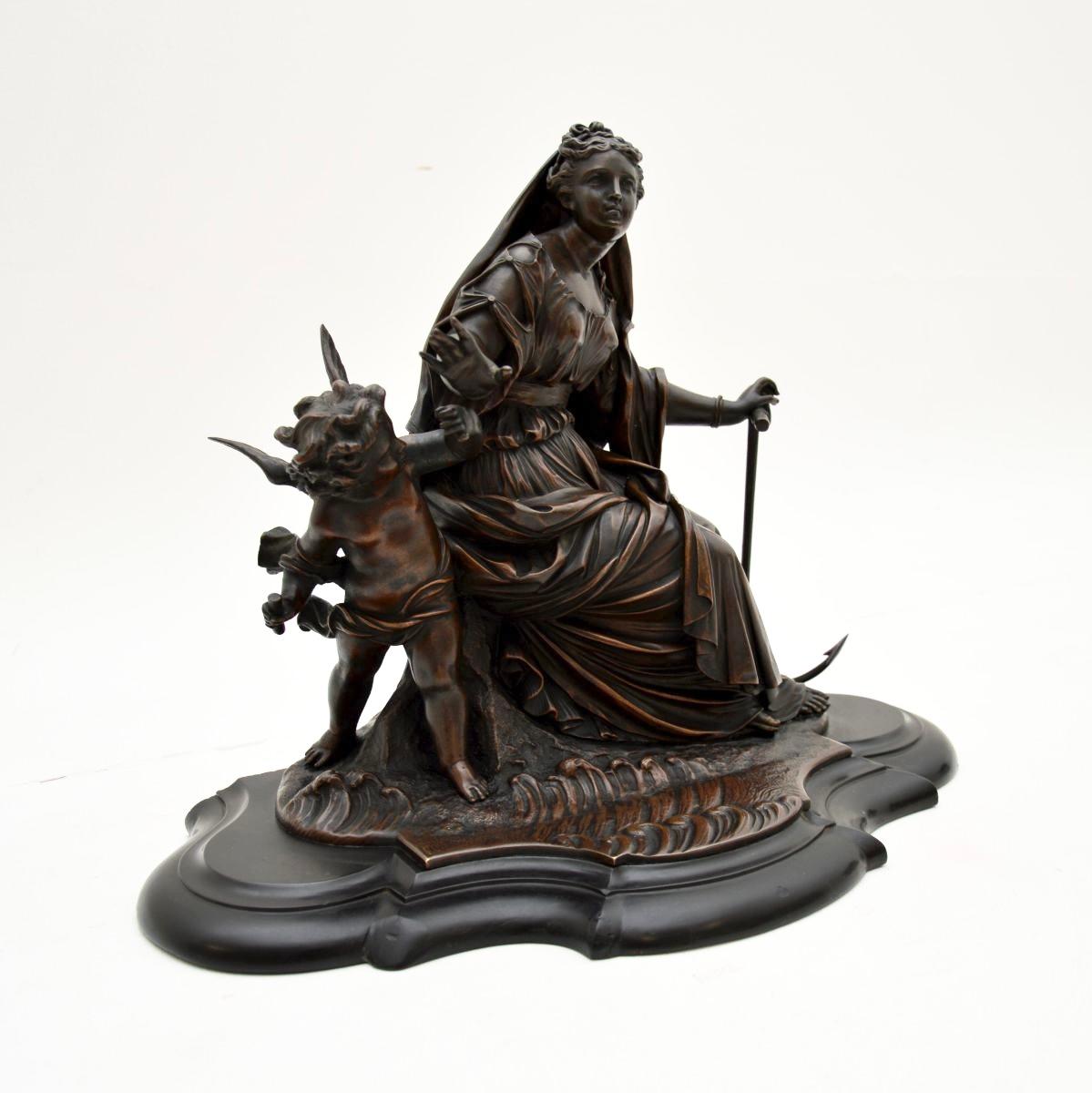 Maravillosa escultura antigua francesa de bronce, probablemente de entre 1860 y 1880.

Es de magnífica calidad, el bronce está bellamente fundido, con detalles increíblemente finos. Representa una figura femenina en el mar, sosteniendo un ancla y