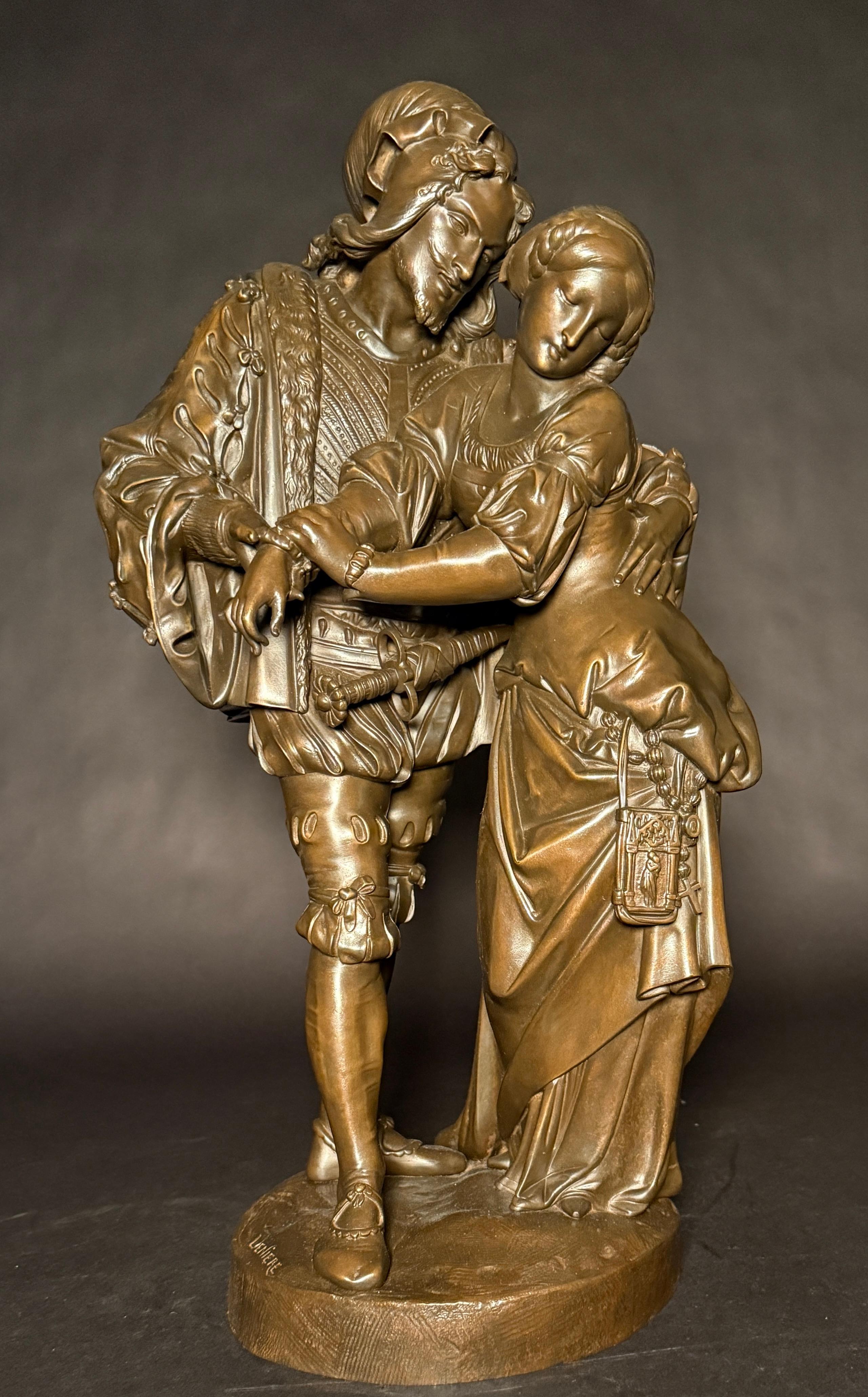 Scultura in bronzo francese del XIX secolo finemente fusa e firmata Denière, raffigurante le figure romantiche di Faust e Marguerite. Ricca di espressioni emotive e di dettagli, la coppia è raffigurata in un tenero abbraccio, vestita con abiti di