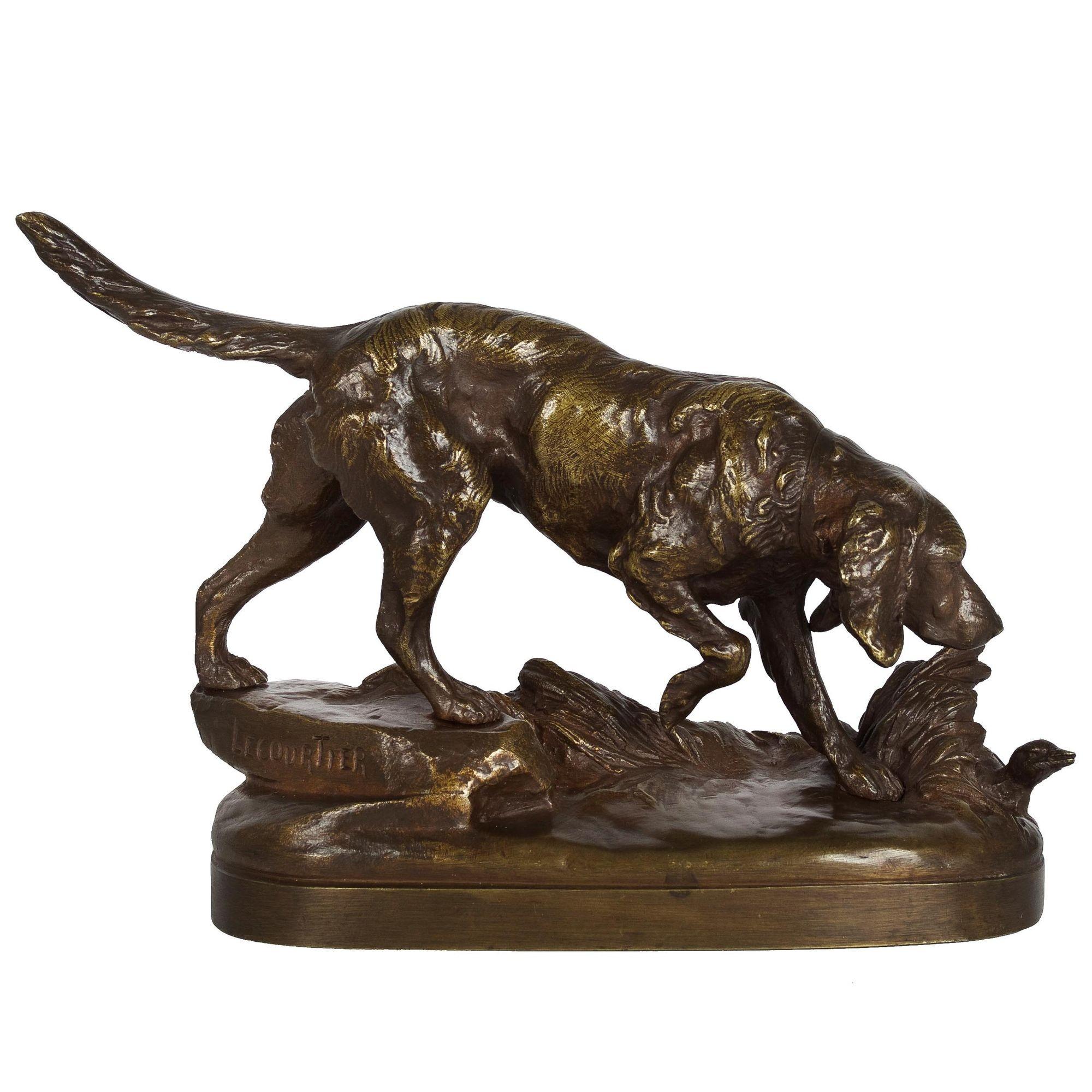 Un bon modèle de bronze coulé au sable du début du 20e siècle représentant un chien de chasse qui a attrapé la piste en descendant le long d'un sentier sur une base naturaliste. Signé dans le rocher 