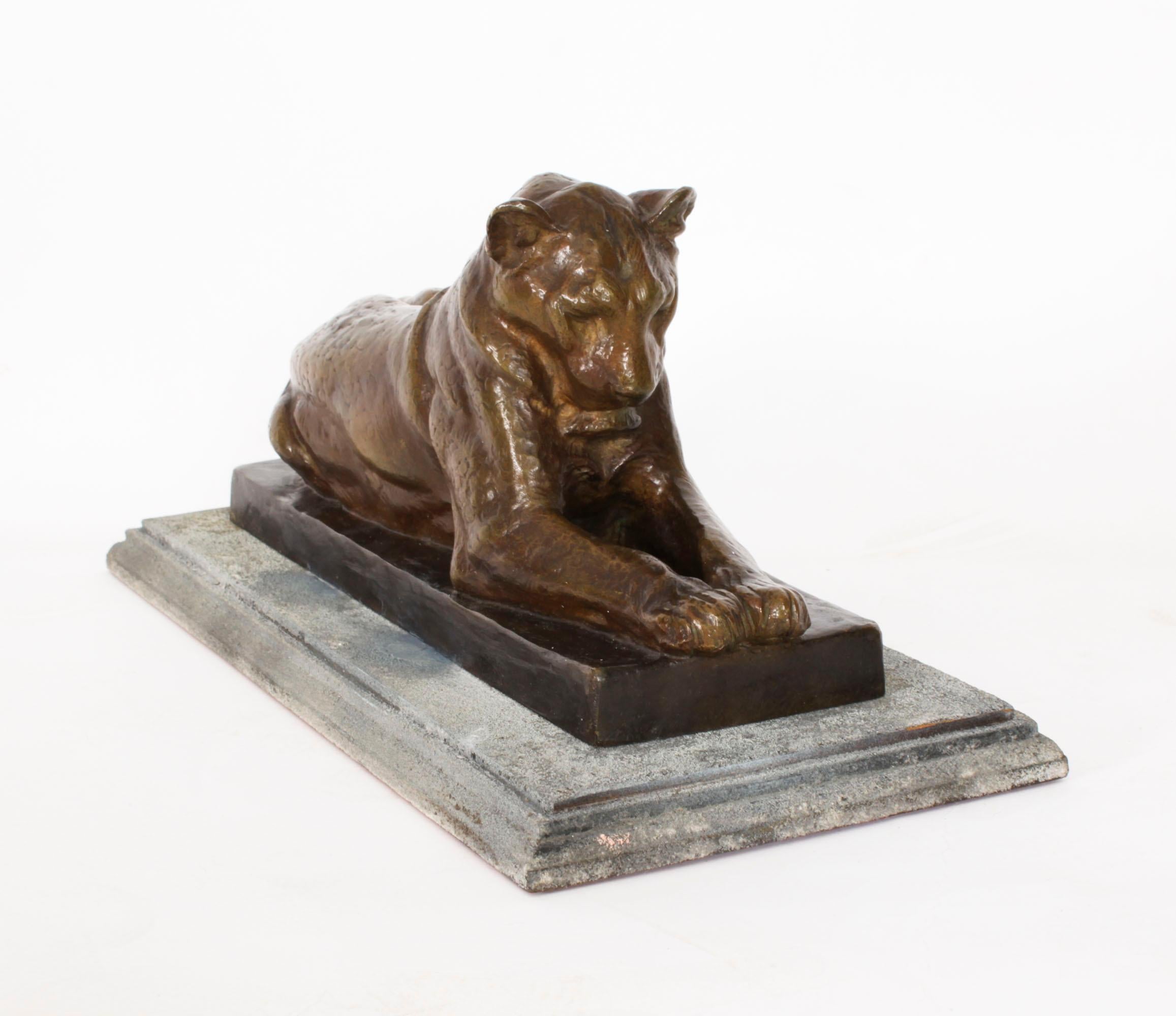 Es handelt sich um eine schöne antike Bronzeskulptur einer Löwin des bekannten französischen Bildhauers Louis Riche (1877 - 1947) aus der Zeit um 1910.
 
Die Skulptur zeigt eine liegende Löwin auf einem abgestuften rechteckigen Sockel, signiert mit