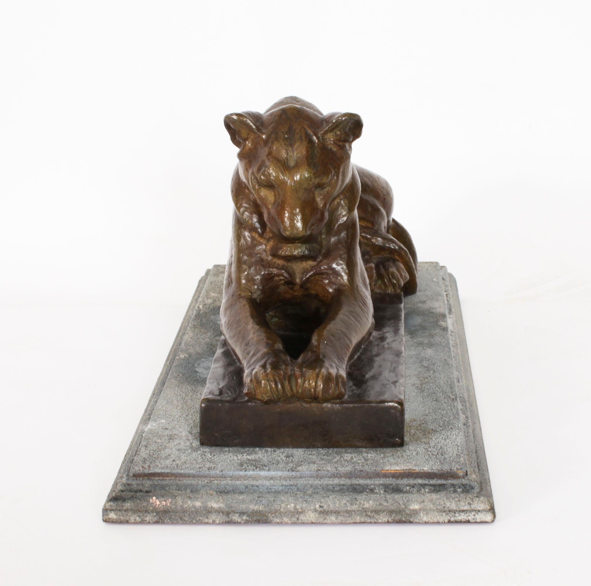 Antike französische Bronzeskulptur einer Löwe aus Bronze von Louis Riche, frühes 20. Jahrhundert im Zustand „Gut“ im Angebot in London, GB