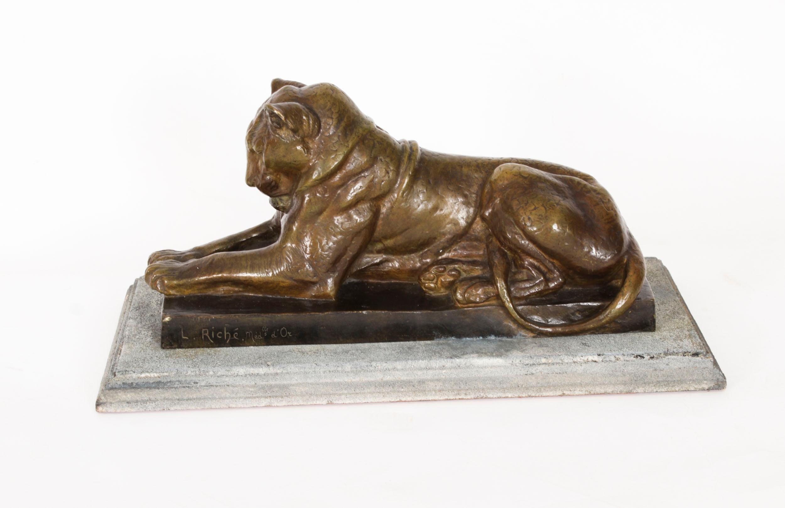 Antike französische Bronzeskulptur einer Löwe aus Bronze von Louis Riche, frühes 20. Jahrhundert im Angebot 2