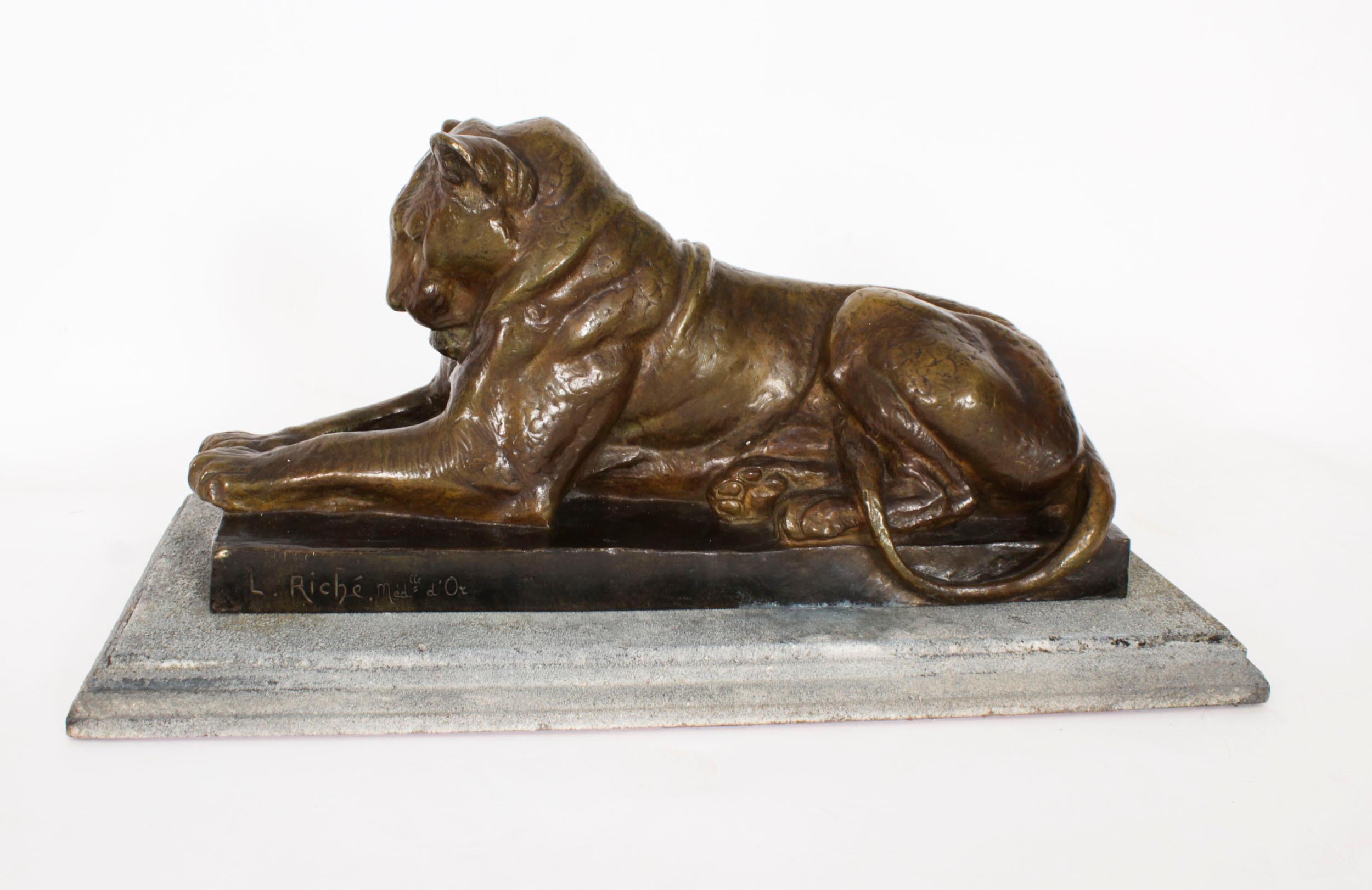 Antike französische Bronzeskulptur einer Löwe aus Bronze von Louis Riche, frühes 20. Jahrhundert im Angebot 3