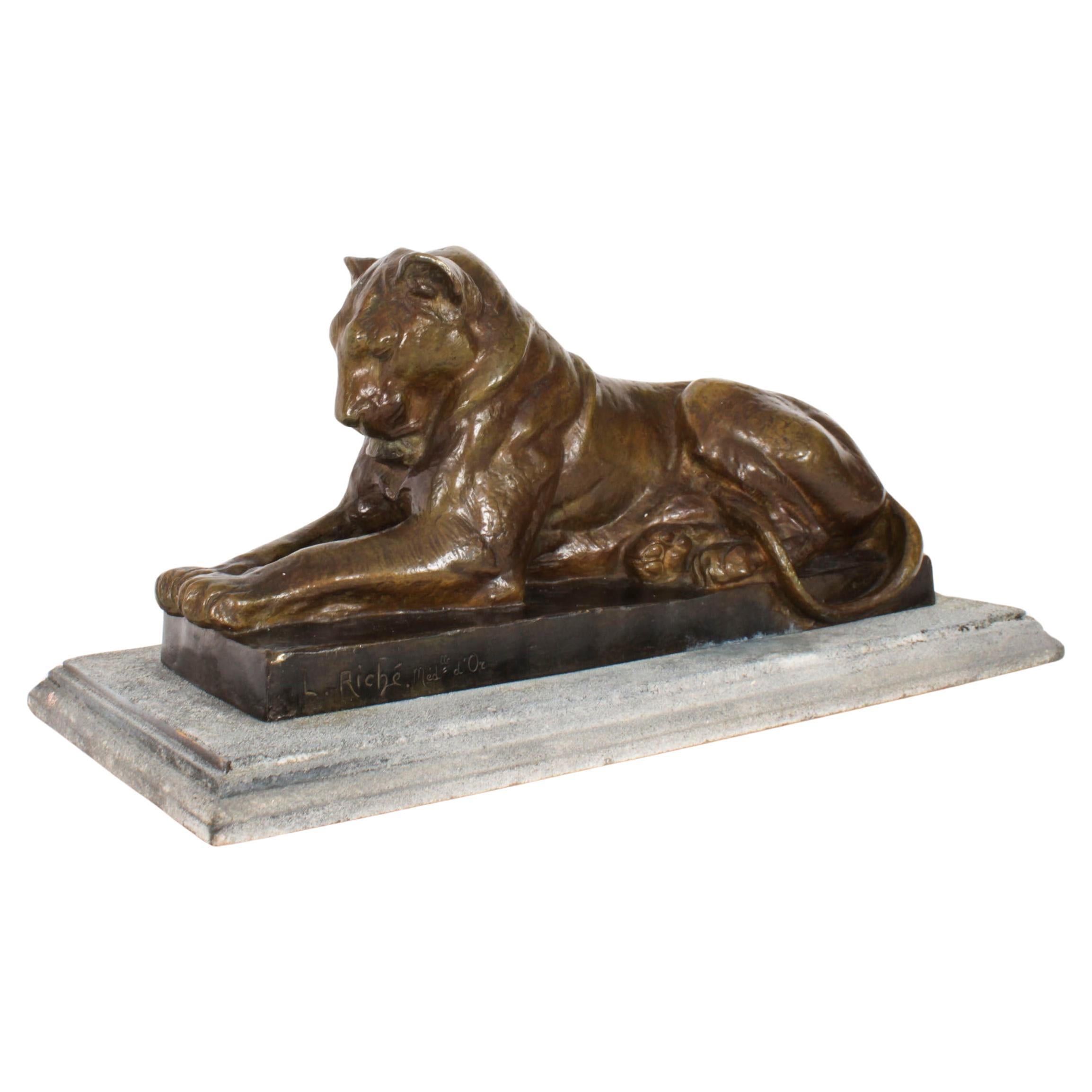 Antike französische Bronzeskulptur einer Löwe aus Bronze von Louis Riche, frühes 20. Jahrhundert im Angebot