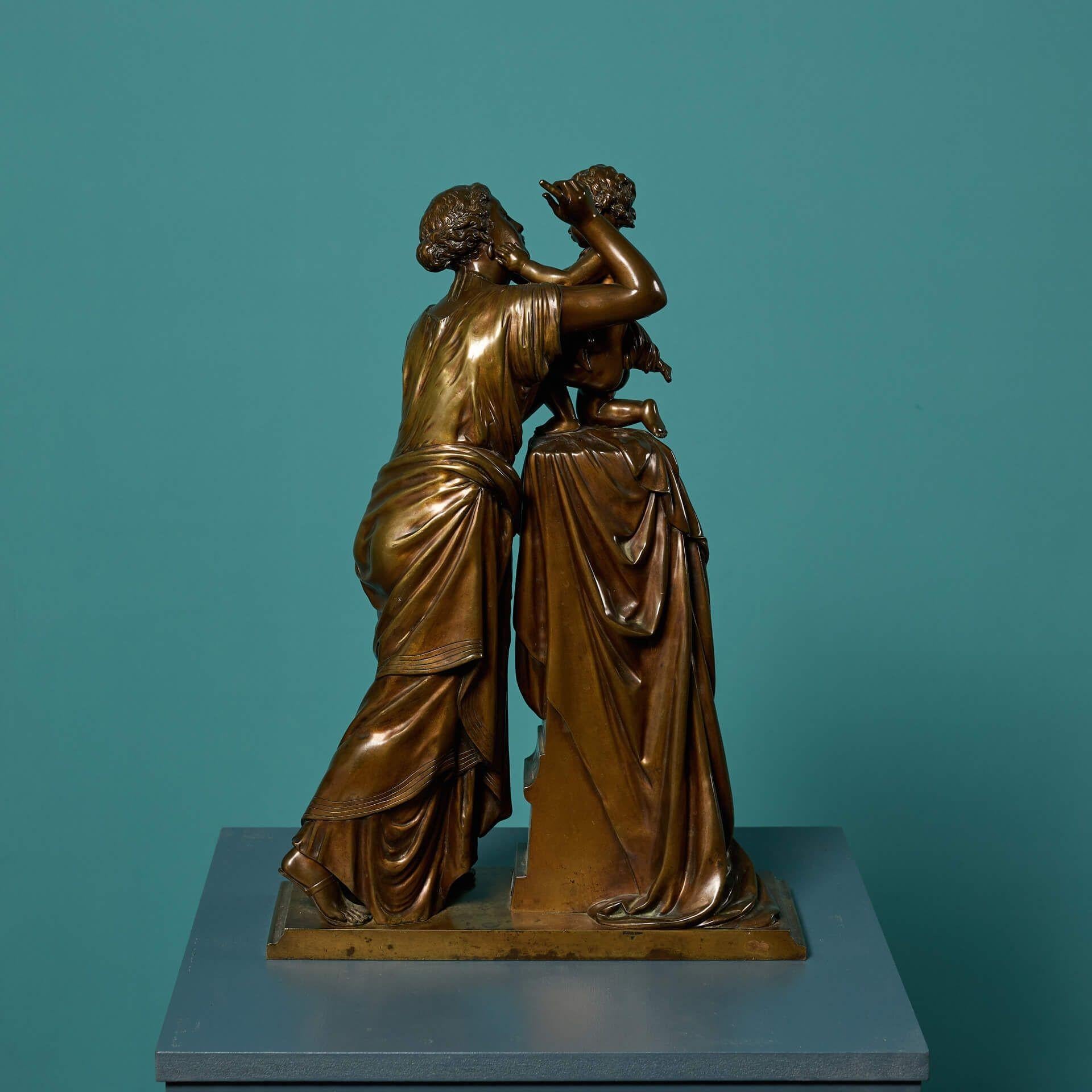 Sculpture ancienne en bronze de la mère et de l'enfant en vente 2