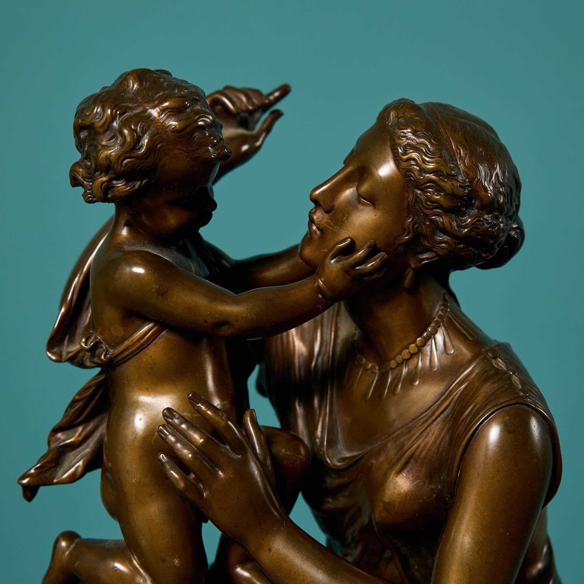 Néoclassique Sculpture ancienne en bronze de la mère et de l'enfant en vente
