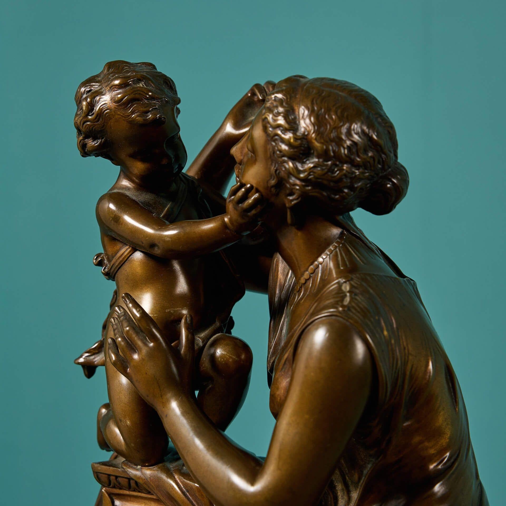 Français Sculpture ancienne en bronze de la mère et de l'enfant en vente