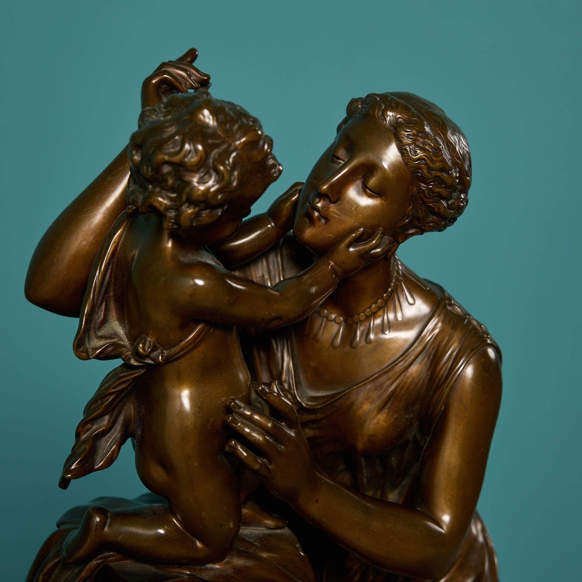 Patiné Sculpture ancienne en bronze de la mère et de l'enfant en vente