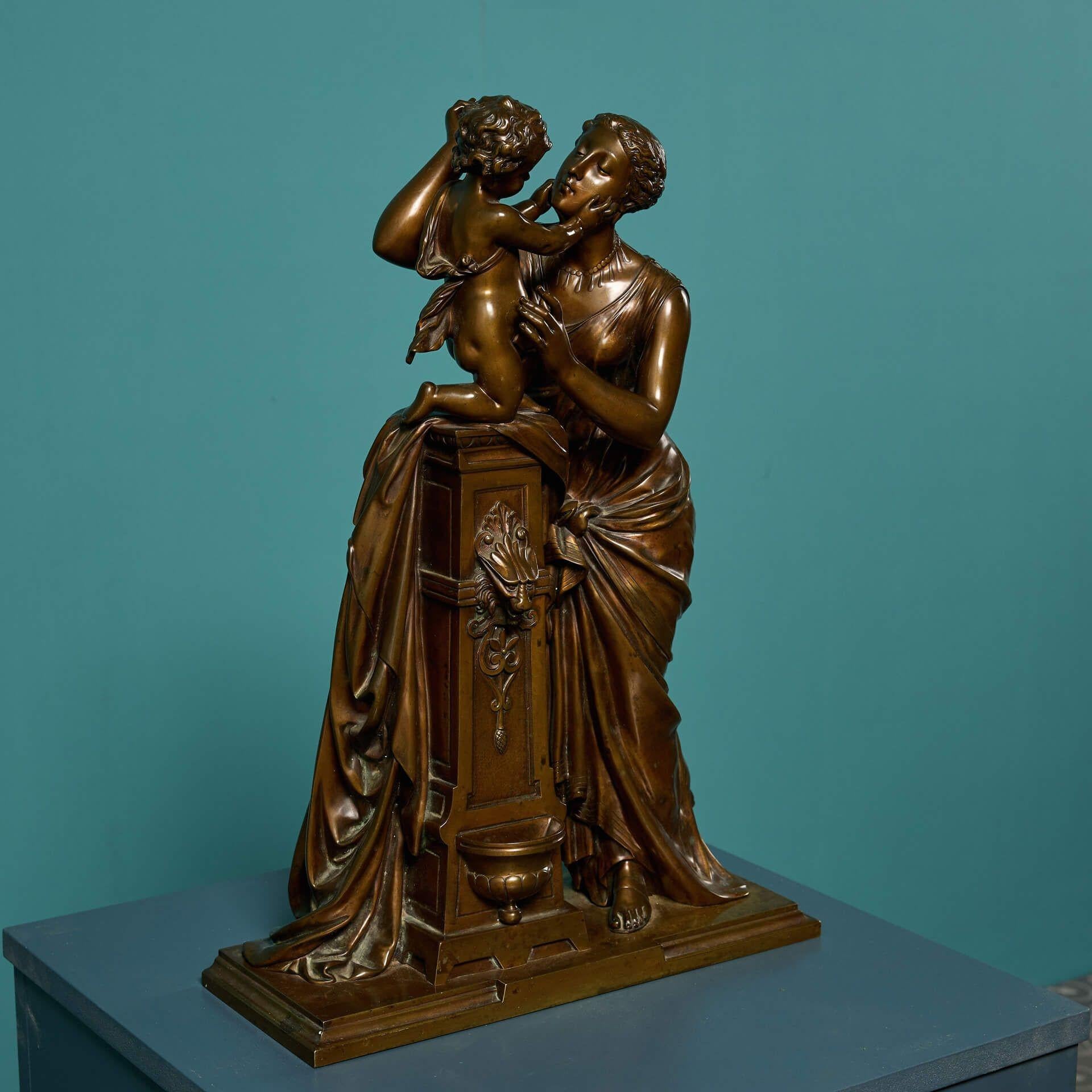 Sculpture ancienne en bronze de la mère et de l'enfant État moyen - En vente à Wormelow, Herefordshire