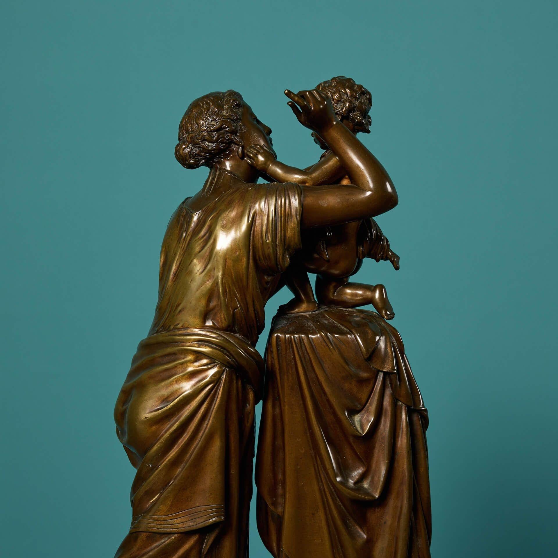 Sculpture ancienne en bronze de la mère et de l'enfant en vente 1