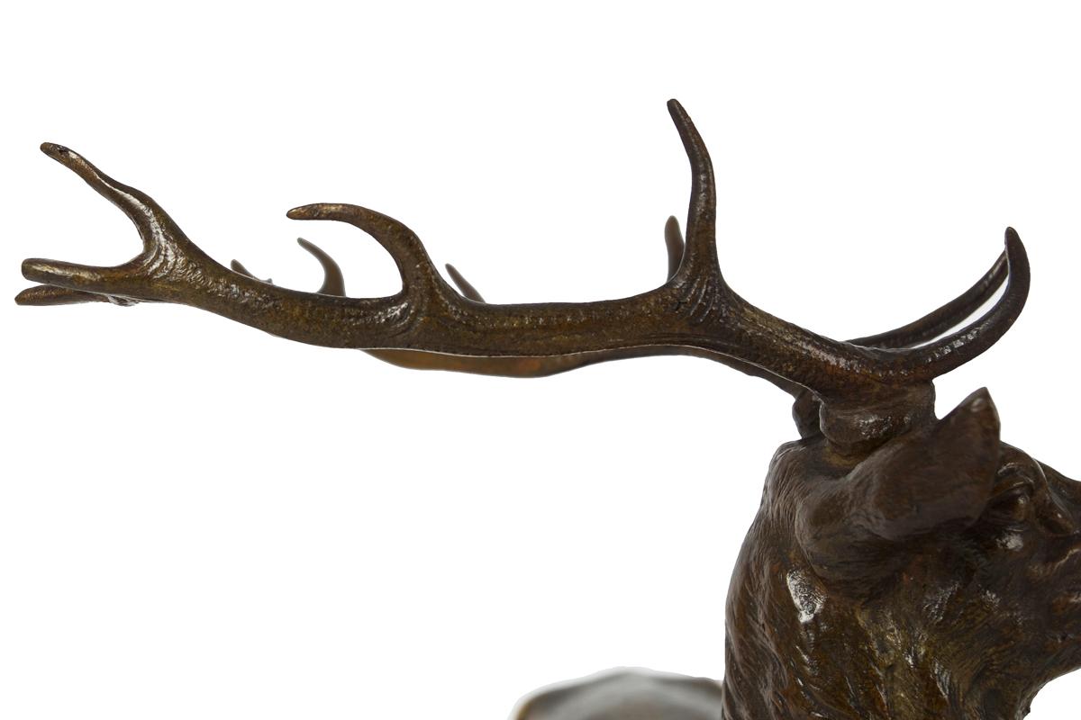 Sculpture française ancienne en bronze « cerf debout » d'Alfred Dubucand en vente 10