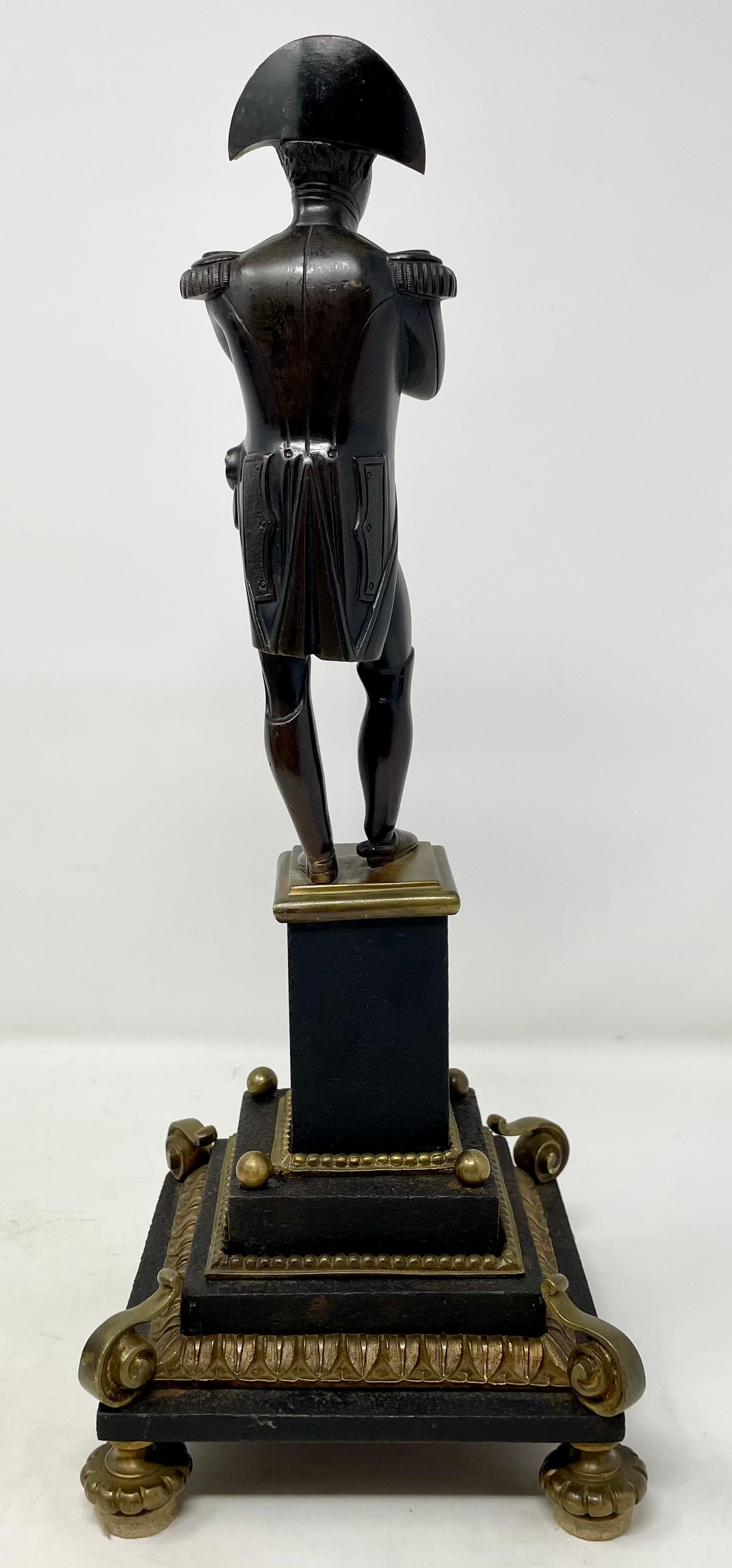 Antique French Statua di bronzo di Napoleone Bonaparte, CIRCA 1880. In condizioni buone in vendita a New Orleans, LA