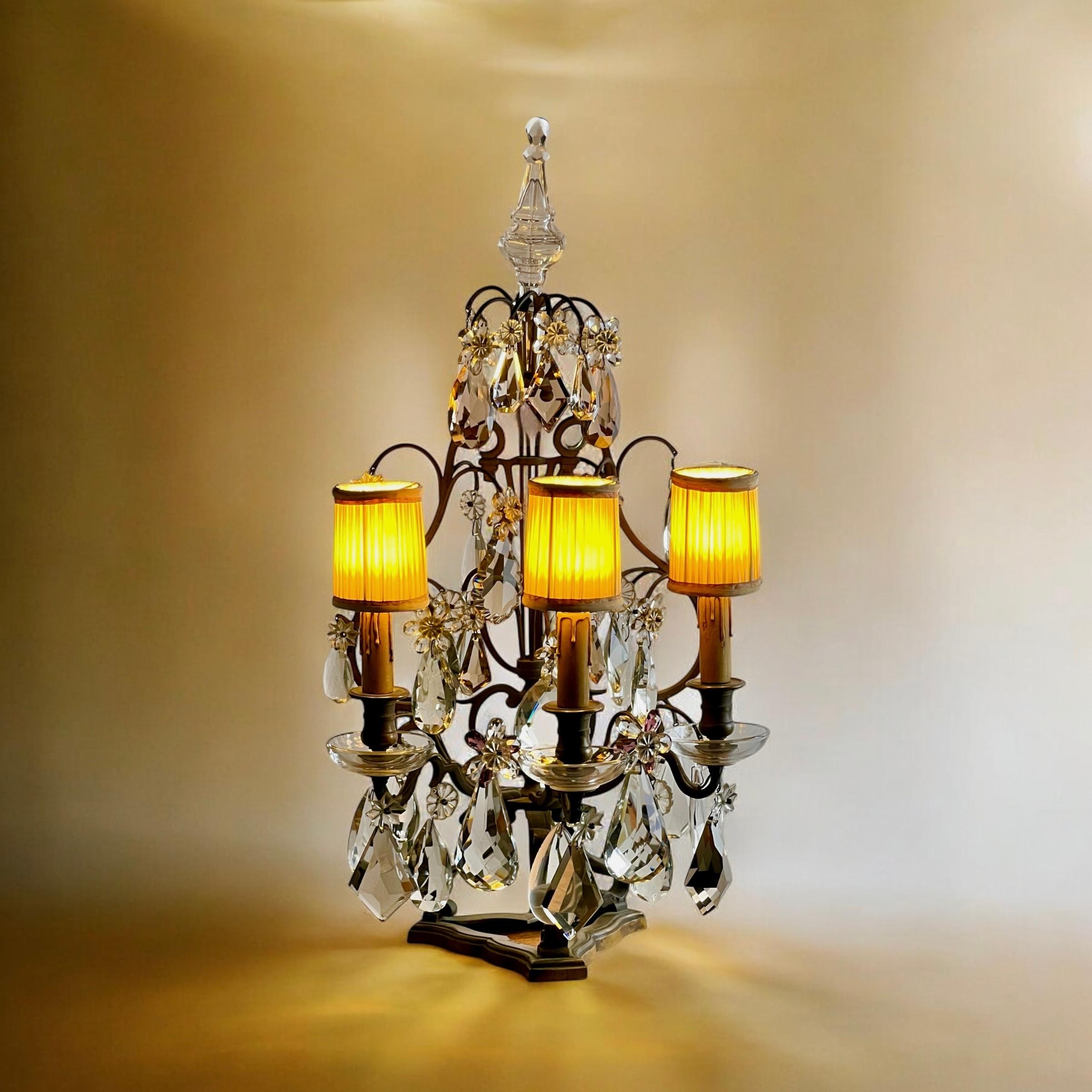 Francese Lampada da tavolo a tre bracci in Antique French Bronze (coppia disponibile) in vendita