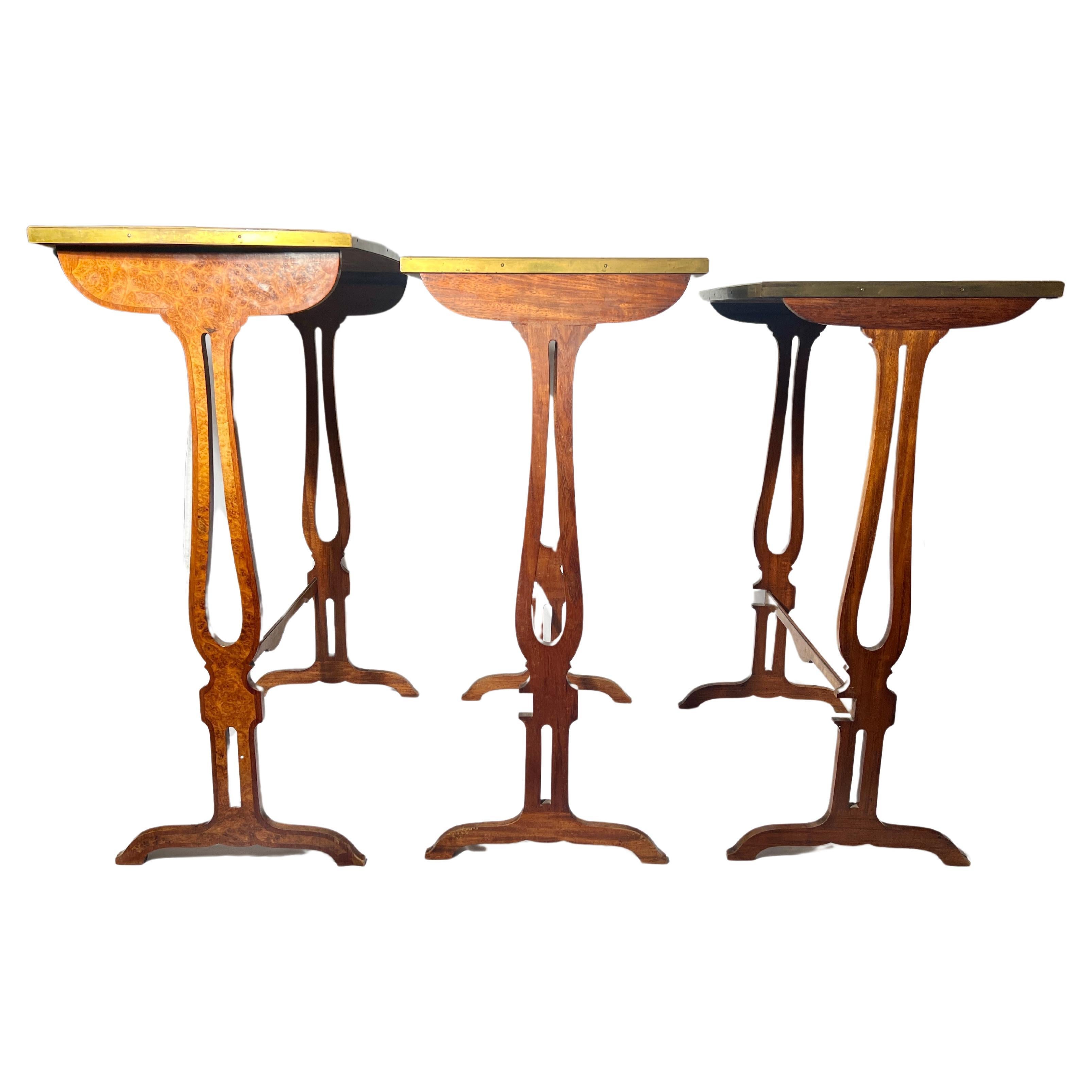 Antikes französisches Tischset aus 3 Tischen mit Bronzebesatz aus Birnenholz und Nussbaumholz, um 1885. (Französisch)
