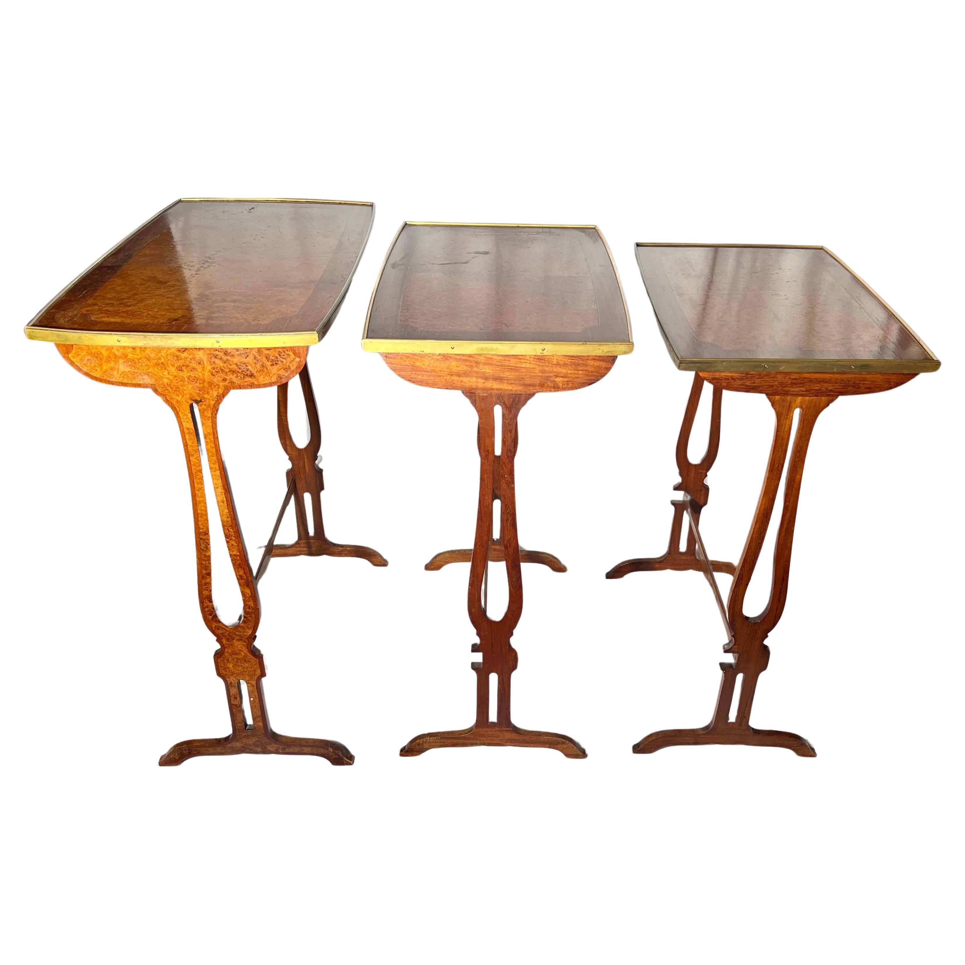 Antikes französisches Tischset aus 3 Tischen mit Bronzebesatz aus Birnenholz und Nussbaumholz, um 1885. im Zustand „Gut“ in New Orleans, LA