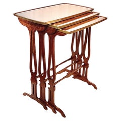 Antikes französisches Tischset aus 3 Tischen mit Bronzebesatz aus Birnenholz und Nussbaumholz, um 1885.