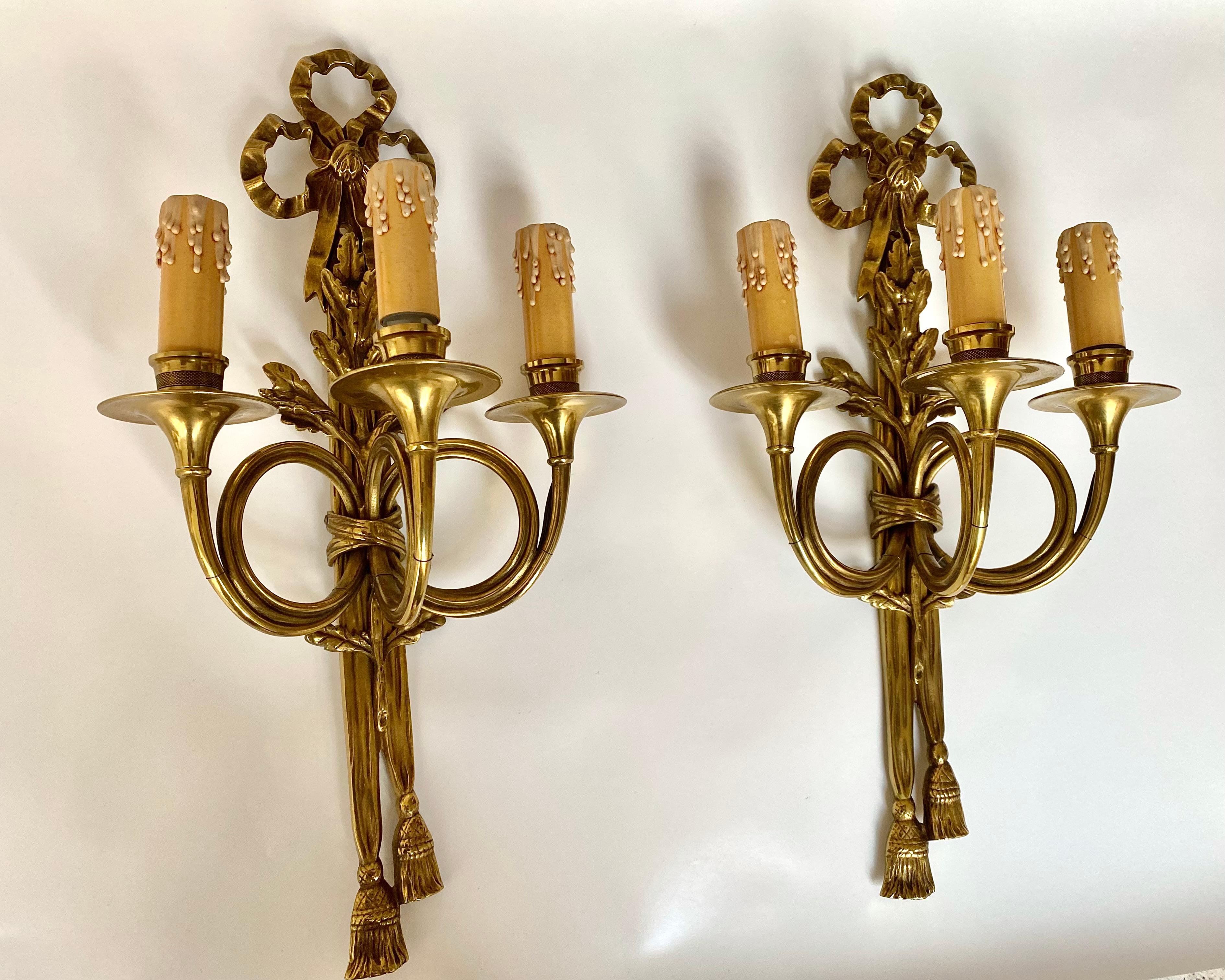 Un magnífico par de apliques antiguos de bronce francés, que desprenden elegancia y grandeza intemporales.

Estos importantes apliques están elaborados en estilo Luis XVI o neoclásico (el estilo exacto es objeto de debate entre los expertos y está