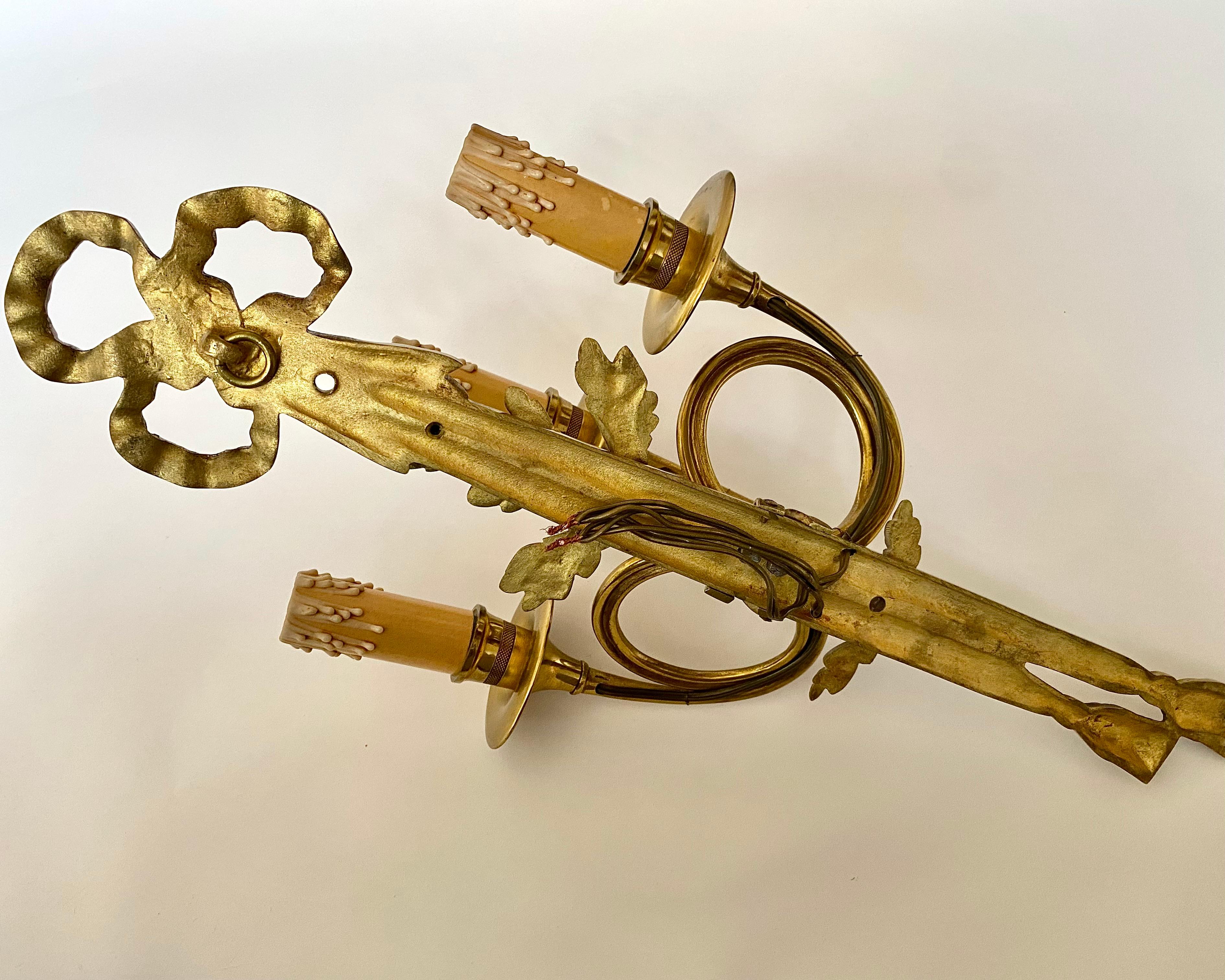 Antiguos Apliques de Bronce Franceses Estilo Luis XVI/Neoclásico Detalle de Roble y Arco Francés en venta