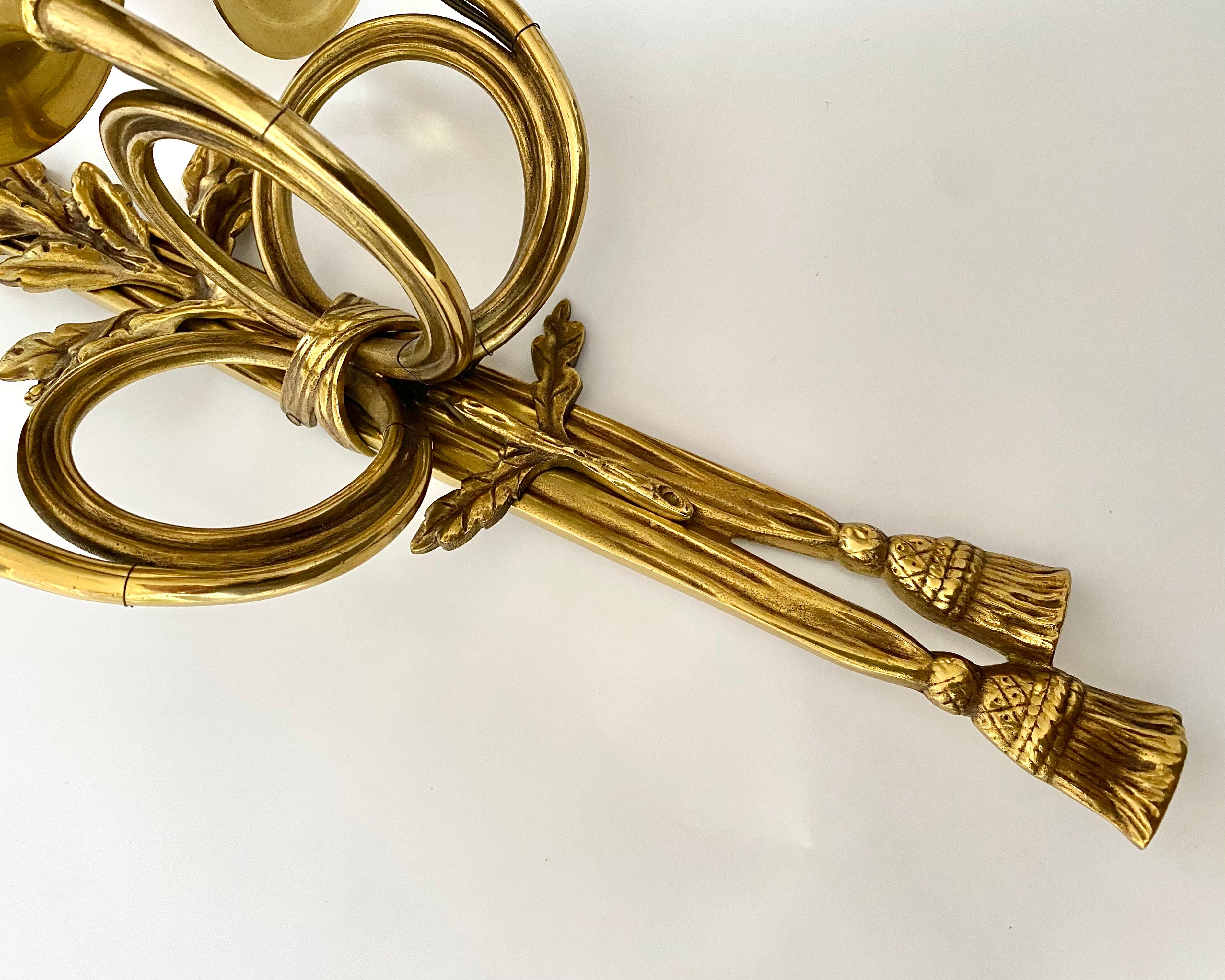 Antiguos Apliques de Bronce Franceses Estilo Luis XVI/Neoclásico Detalle de Roble y Arco en venta 1