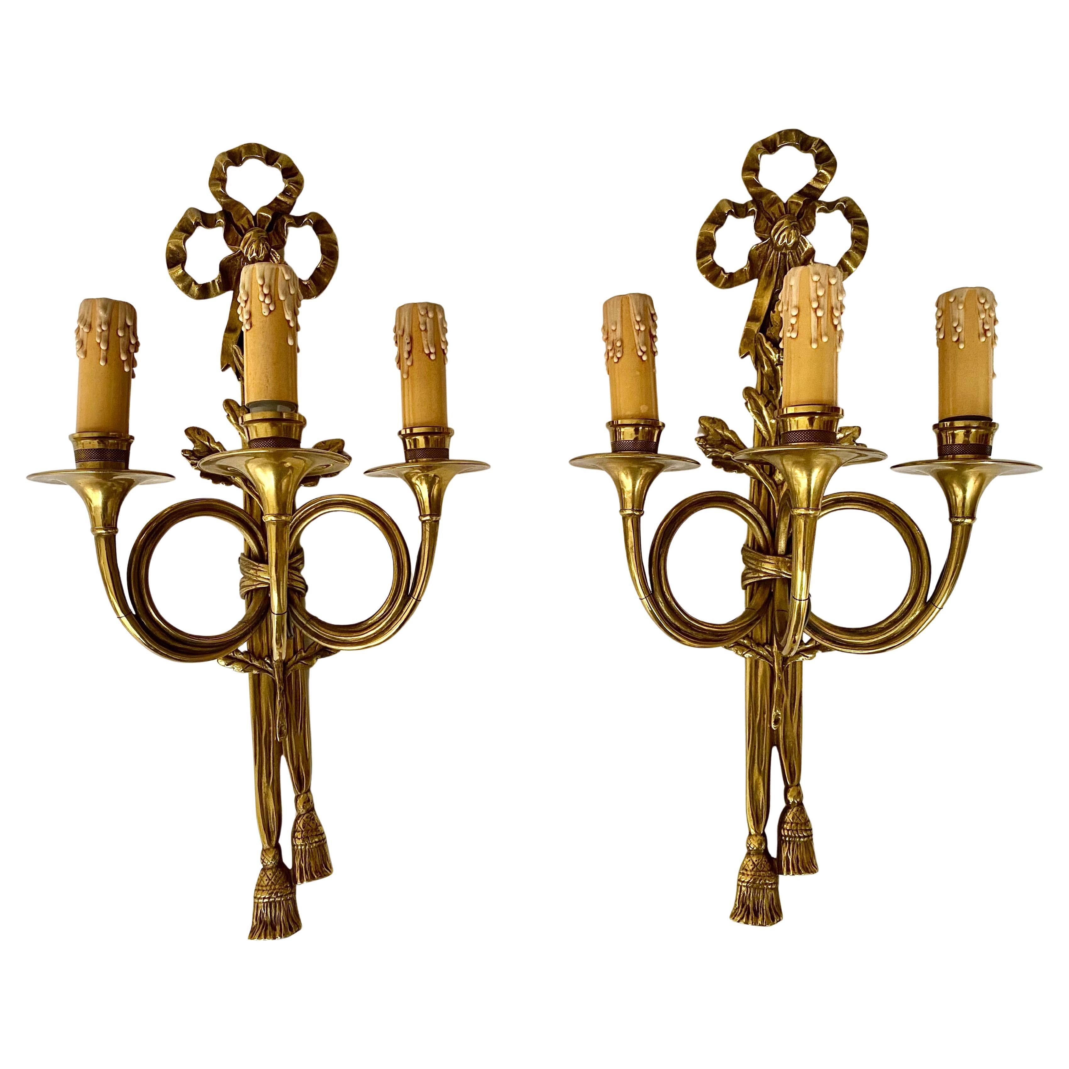 Antiguos Apliques de Bronce Franceses Estilo Luis XVI/Neoclásico Detalle de Roble y Arco en venta
