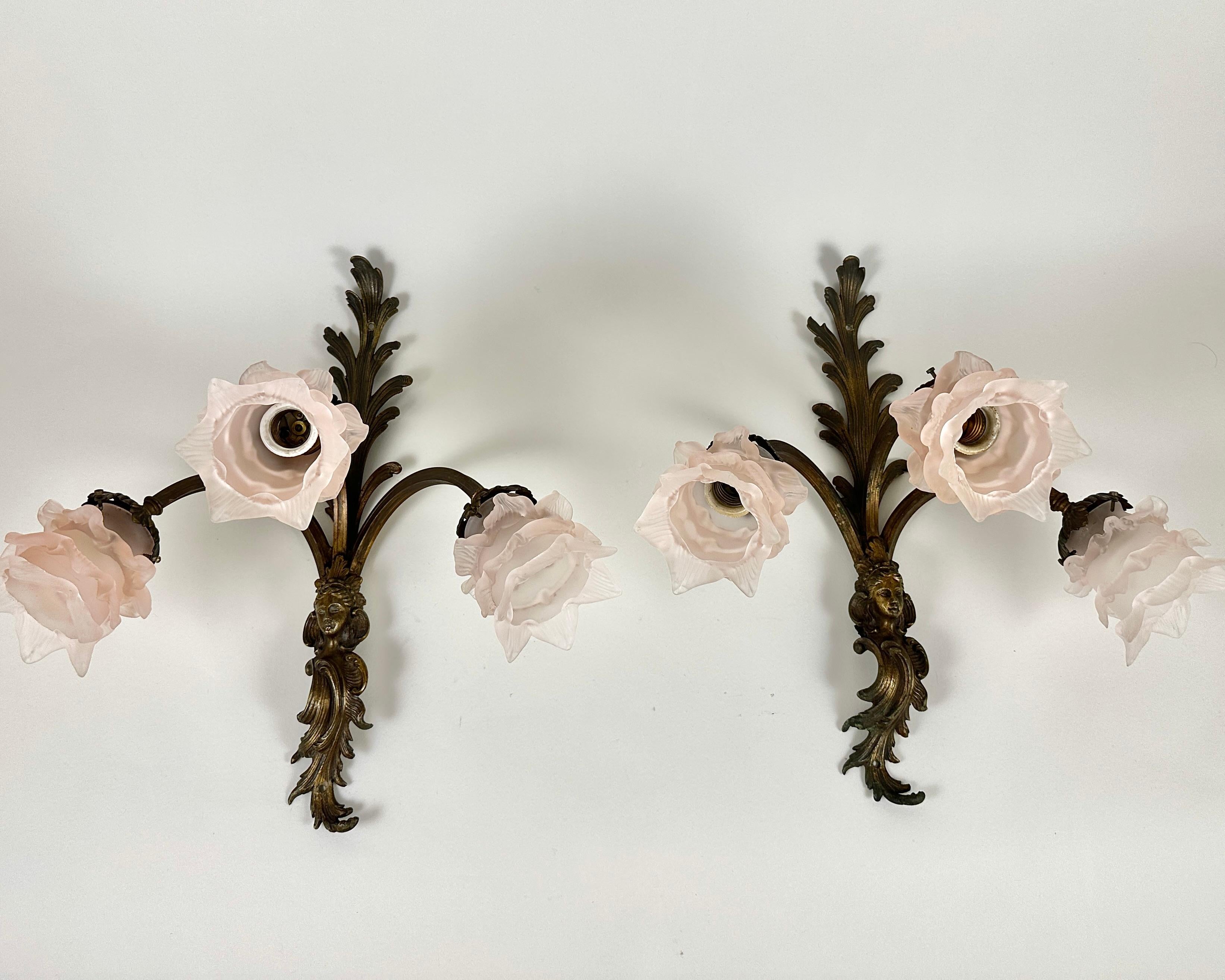 Apliques Antiguos Franceses de Bronce con Pantallas de Cristal Rosa, Circa Década de 1920 Art Decó en venta