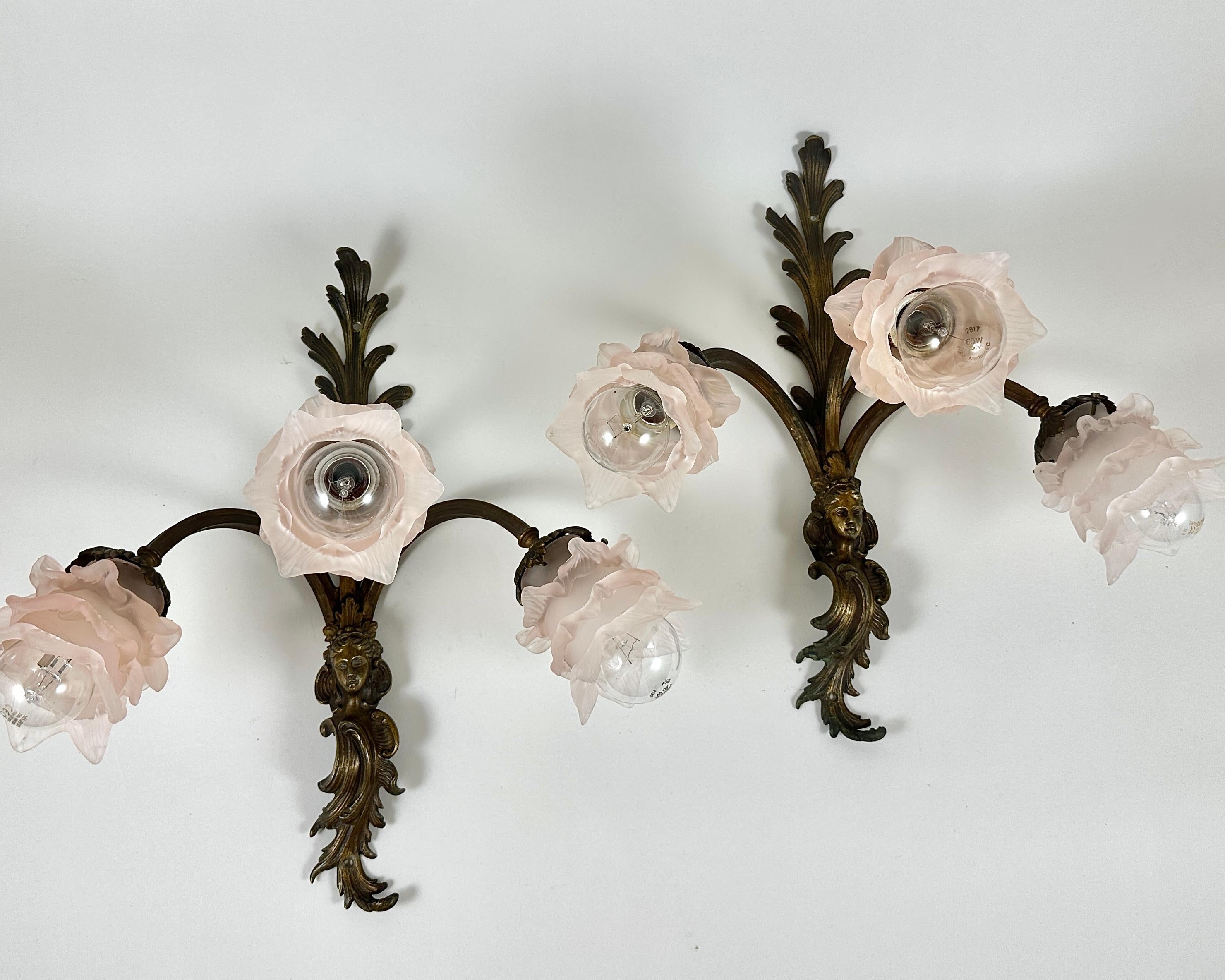 Apliques Antiguos Franceses de Bronce con Pantallas de Cristal Rosa, Circa Década de 1920 Francés en venta
