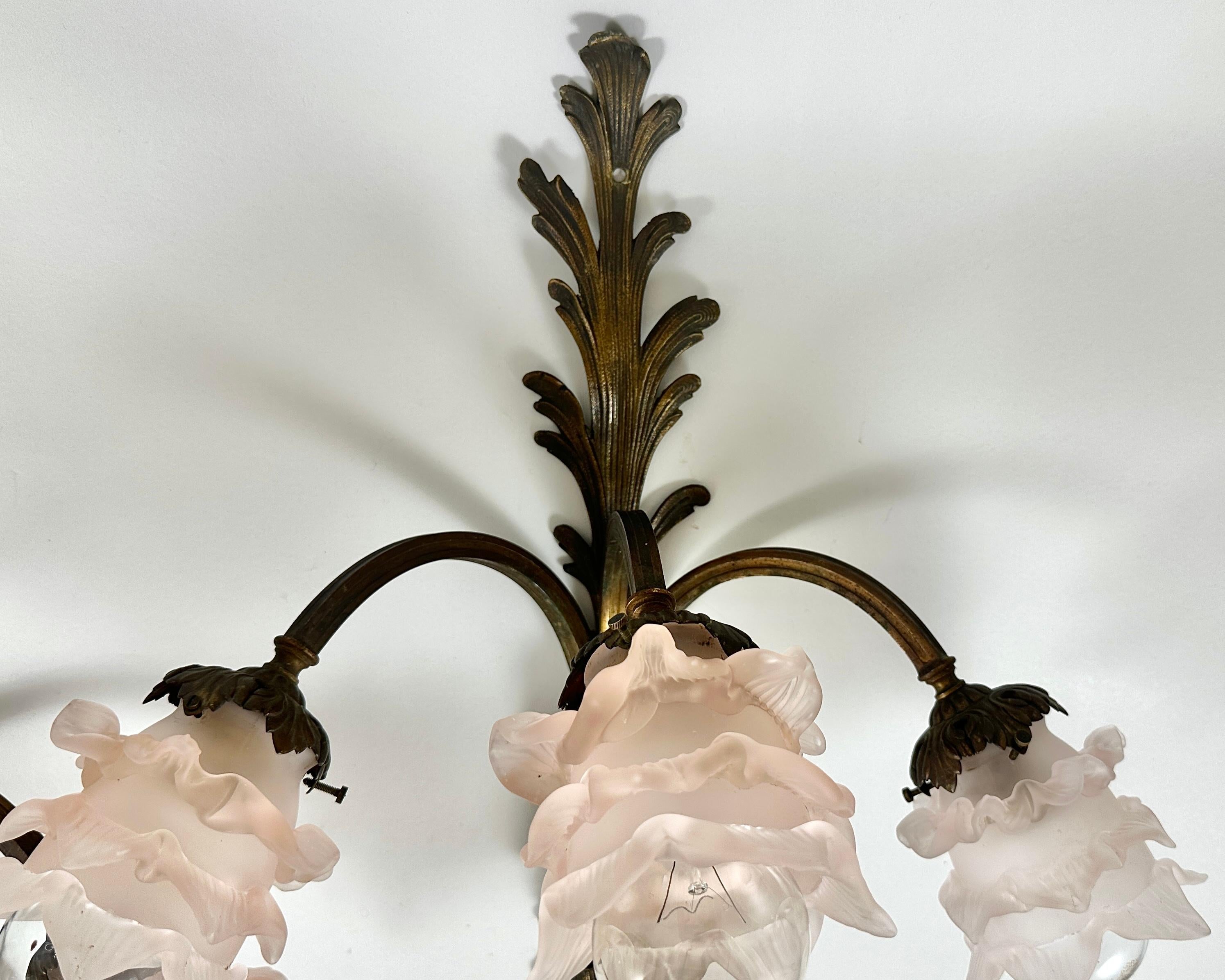 Apliques Antiguos Franceses de Bronce con Pantallas de Cristal Rosa, Circa Década de 1920 principios del siglo XX en venta