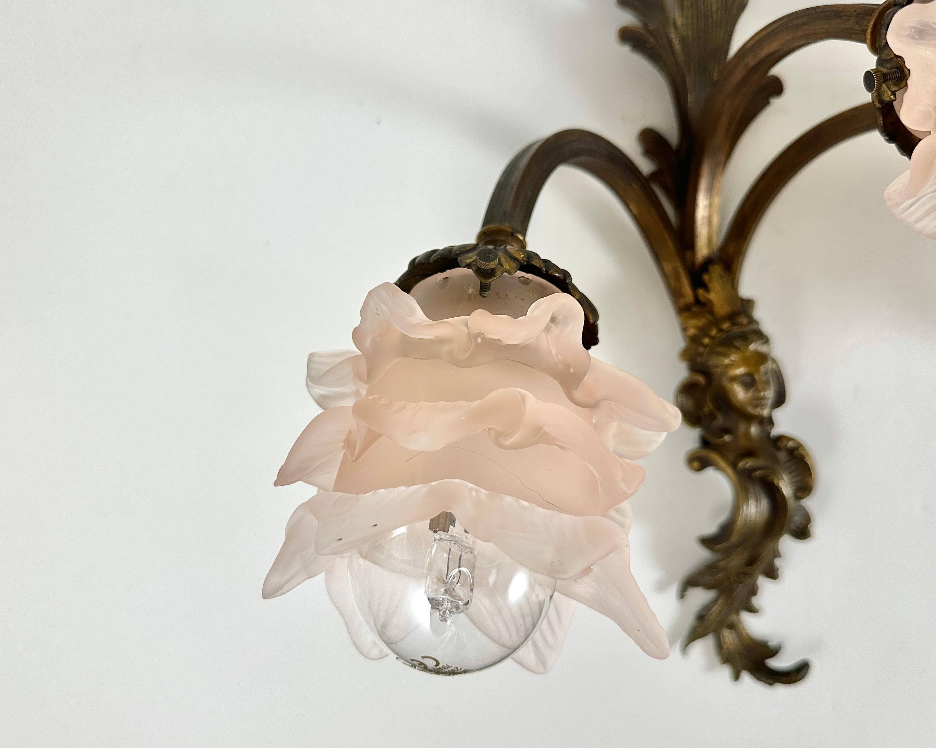 Apliques Antiguos Franceses de Bronce con Pantallas de Cristal Rosa, Circa Década de 1920 en venta 1