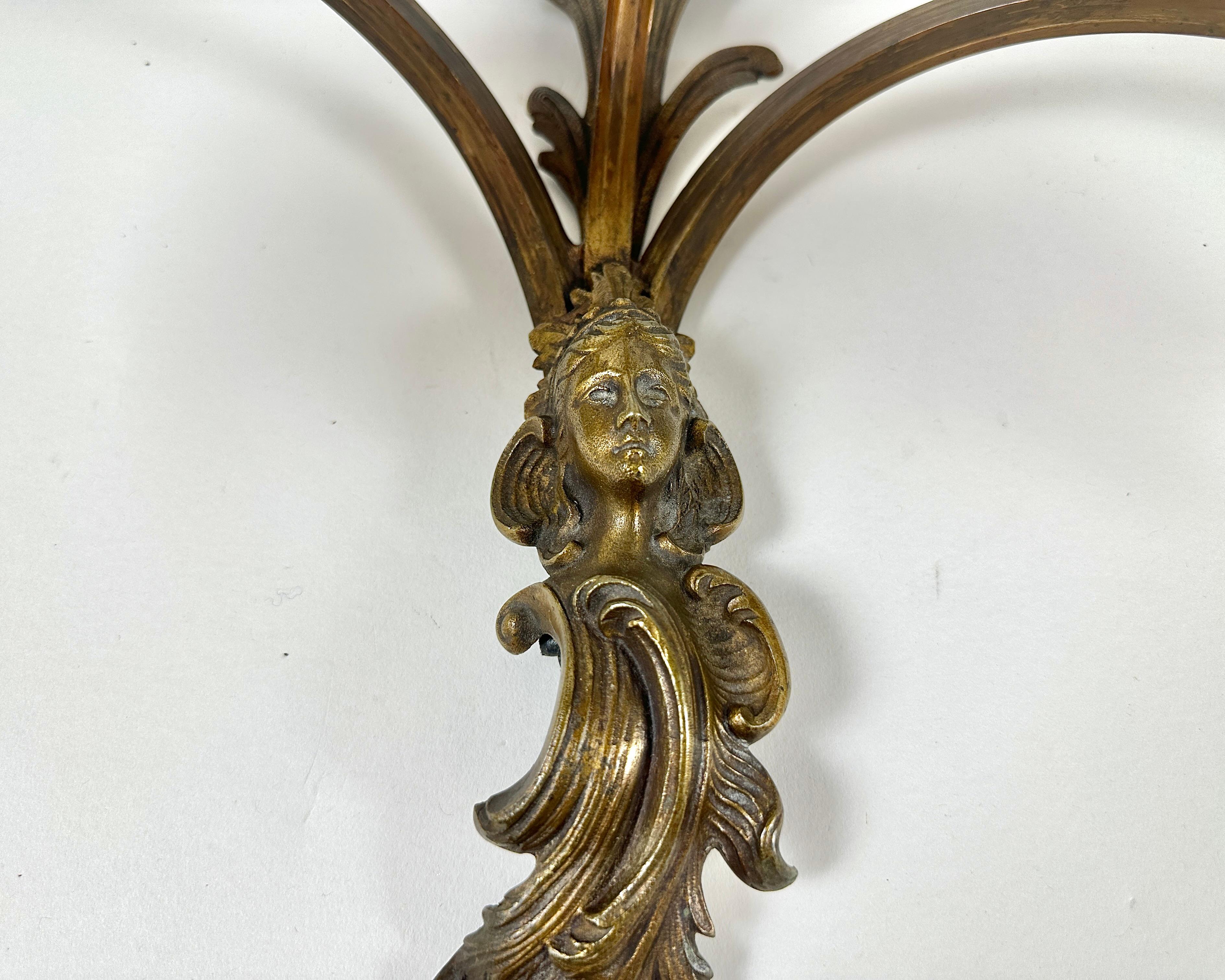 Apliques Antiguos Franceses de Bronce con Pantallas de Cristal Rosa, Circa Década de 1920 en venta 2