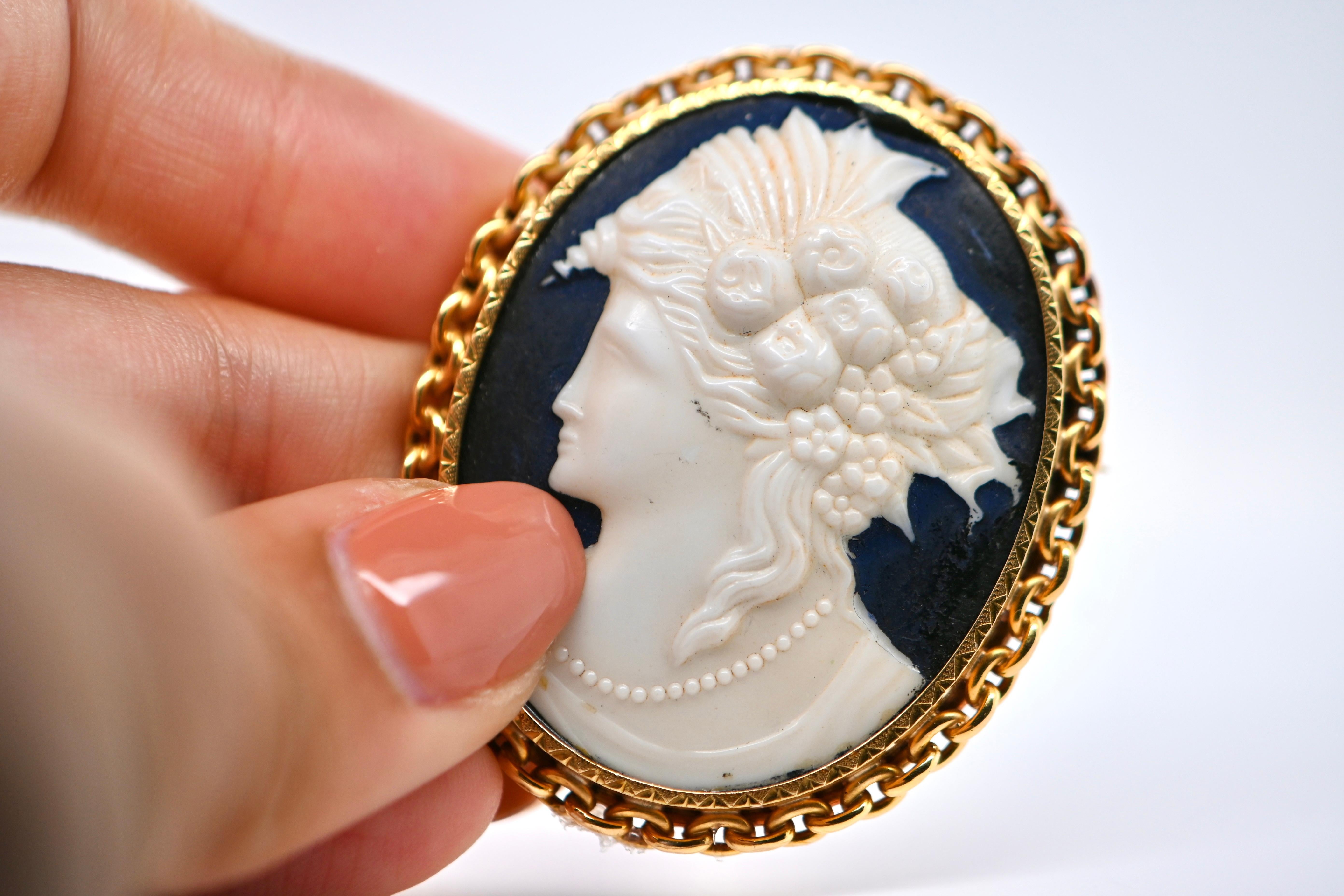 A unique antique brooch in French 18-carat yellow gold. Made in France around 1930, this period piece perfectly embodies the style and craftsmanship of this emblematic period.

The cameo is the central element of this brooch, offering a striking
