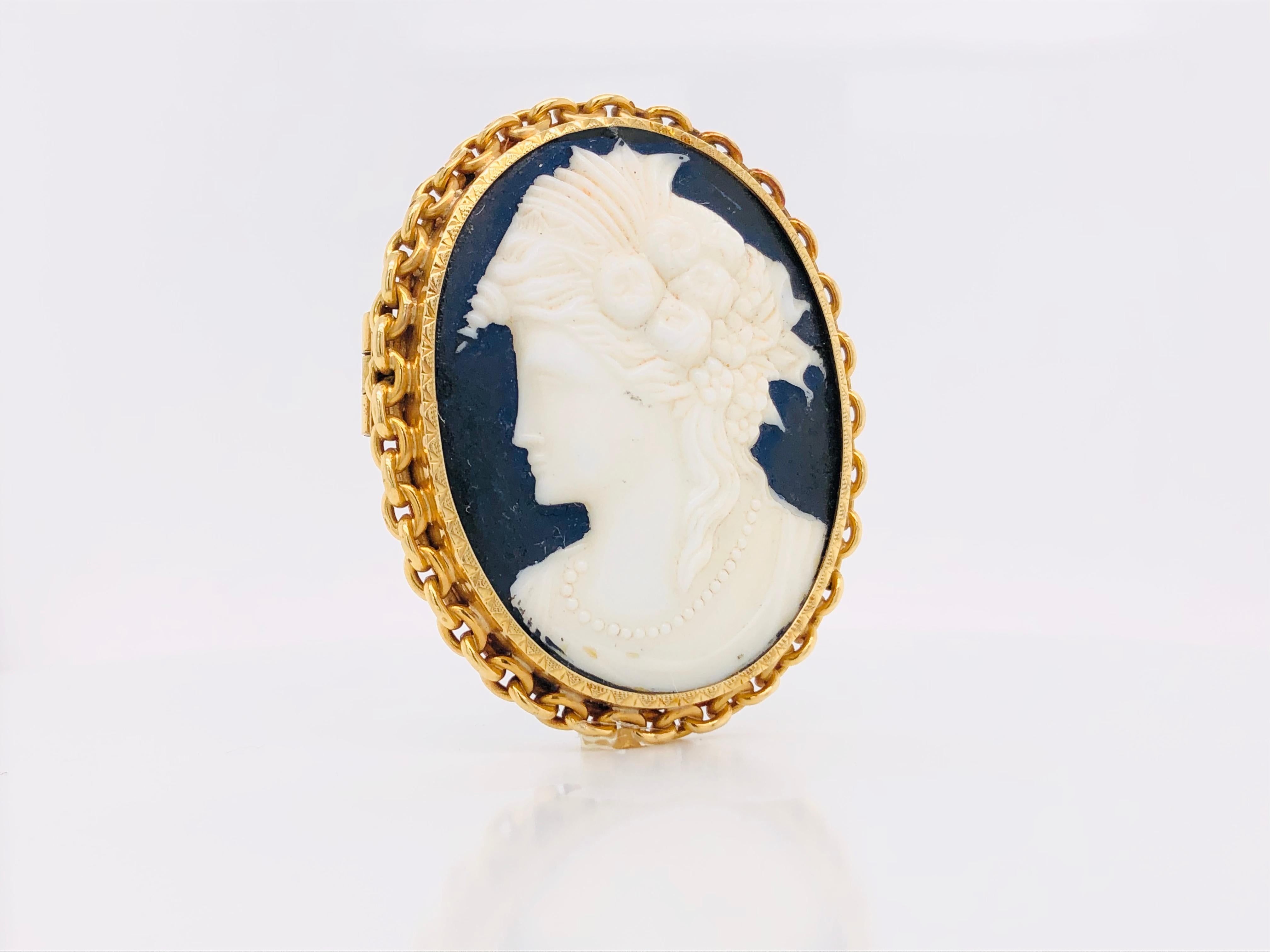 Antique French Brooche Cameo Color Gold Circa 18 Karat In Excellent Condition For Sale In Vannes, FR
