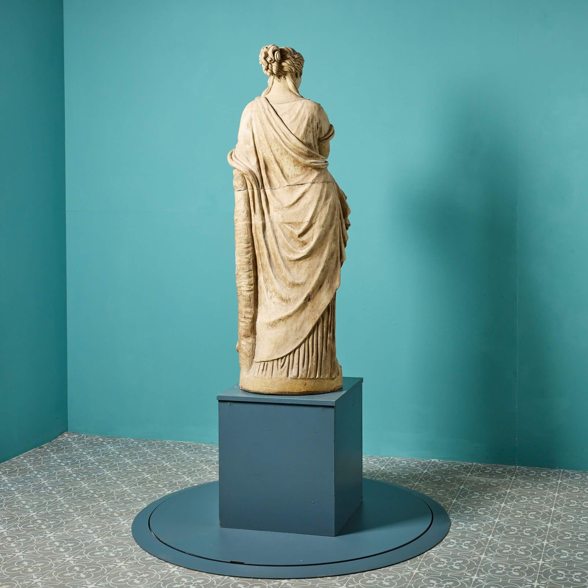 Antike französische Buff-Terrakotta-Gartenstatue von Clio (Französisch) im Angebot