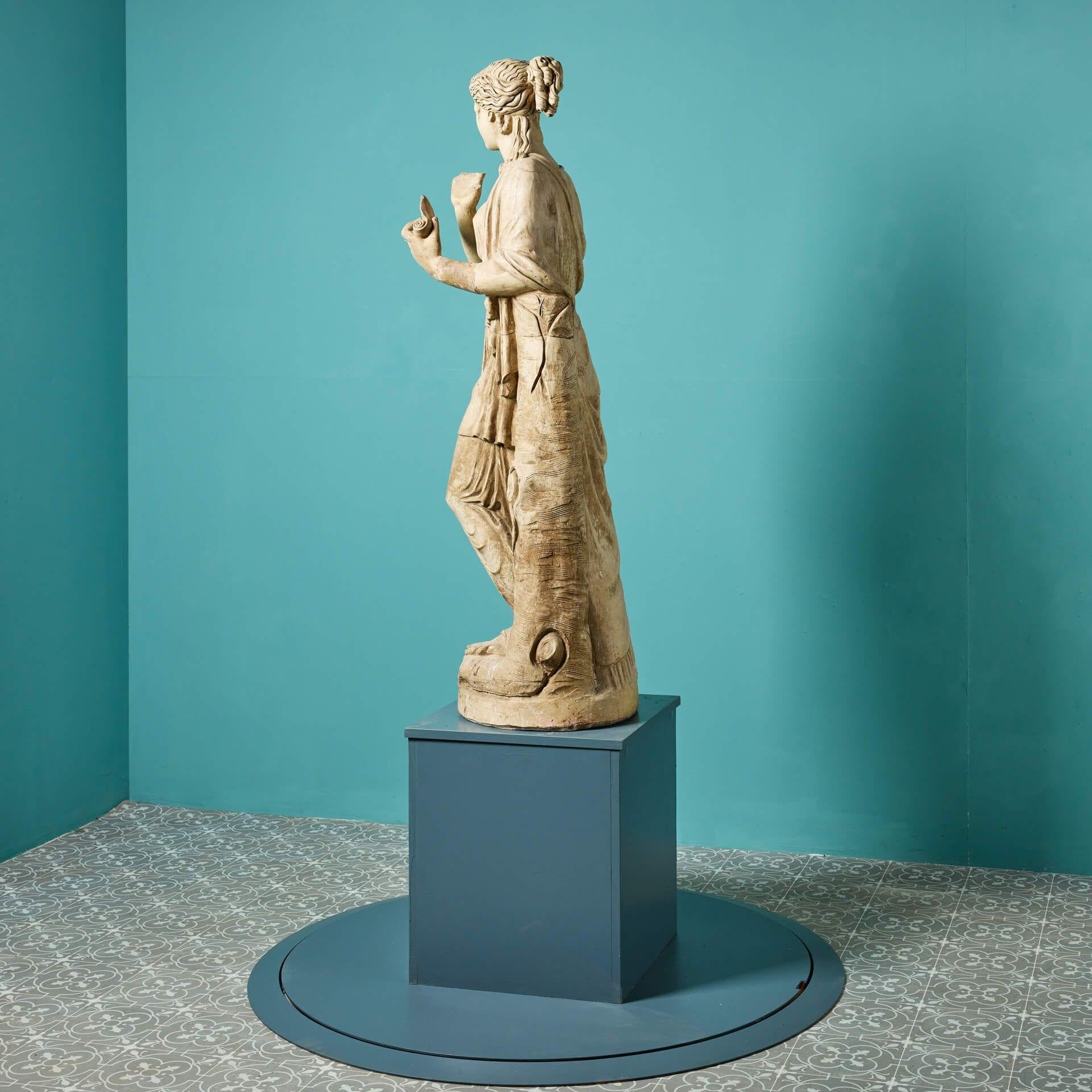 Antike französische Buff-Terrakotta-Gartenstatue von Clio im Zustand „Relativ gut“ im Angebot in Wormelow, Herefordshire