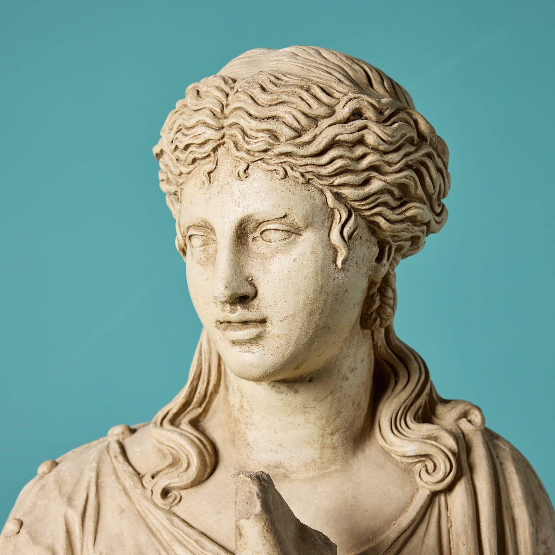 Antike französische Buff-Terrakotta-Gartenstatue von Clio (20. Jahrhundert) im Angebot