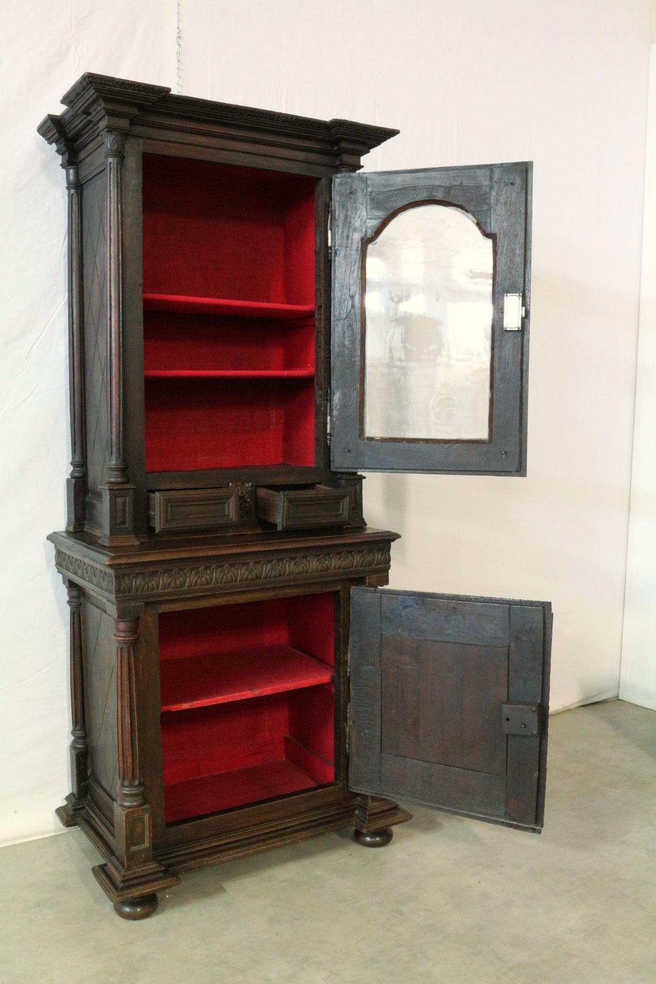 Chêne Bibliothèque vitrine française ancienne en chêne sculpté du 18ème siècle de style Renaissance en vente