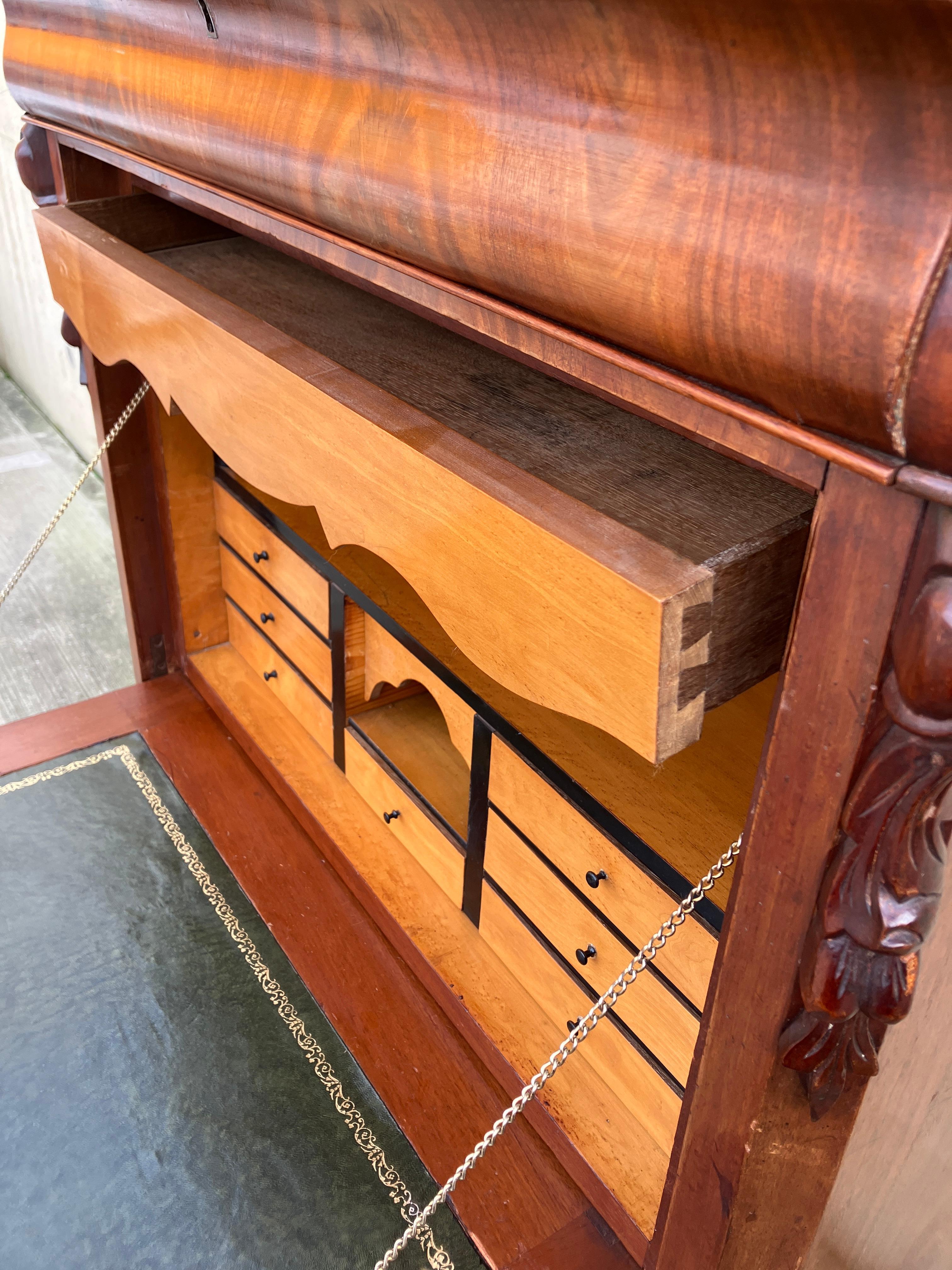 Antique French Secretaire / Bureau en Caoba Tallado a mano en venta