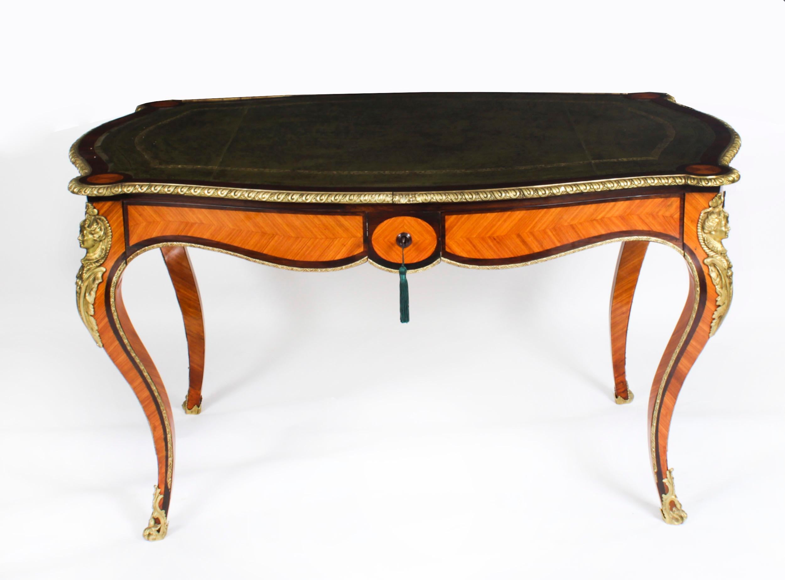 Il s'agit d'un joli bureau plat en bois de Gonçalo Alves, monté en bronze doré, datant d'environ 1860.

Comme vous pouvez le voir sur les photographies, cette charmante table à écrire française présente un très beau plateau en bois centré d'une