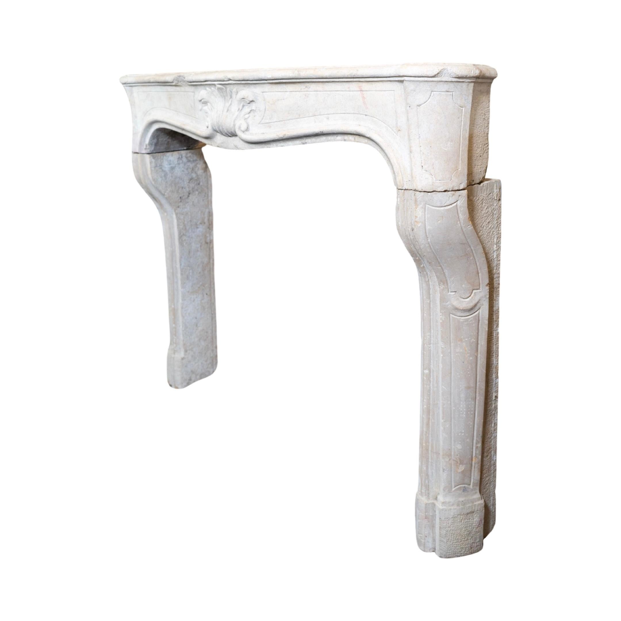 Antique French Burgundy Limestone Mantel siglo XVIII y antes en venta