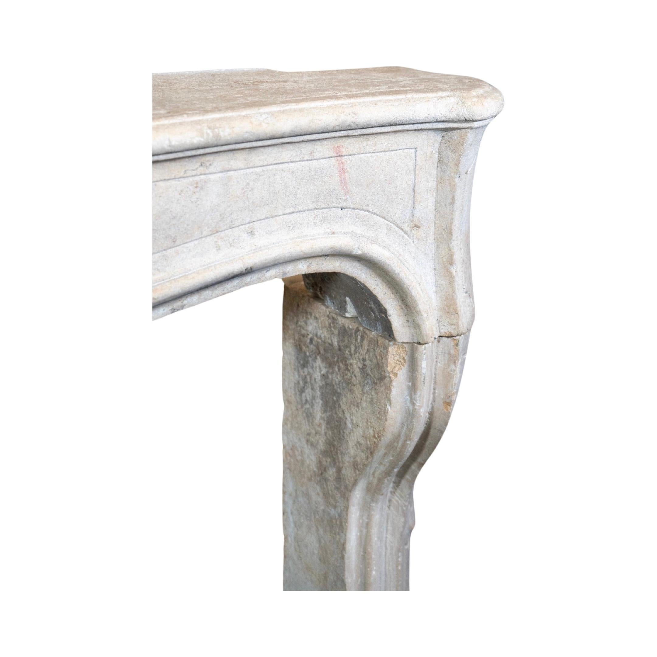 Antique French Burgundy Limestone Mantel en venta 1