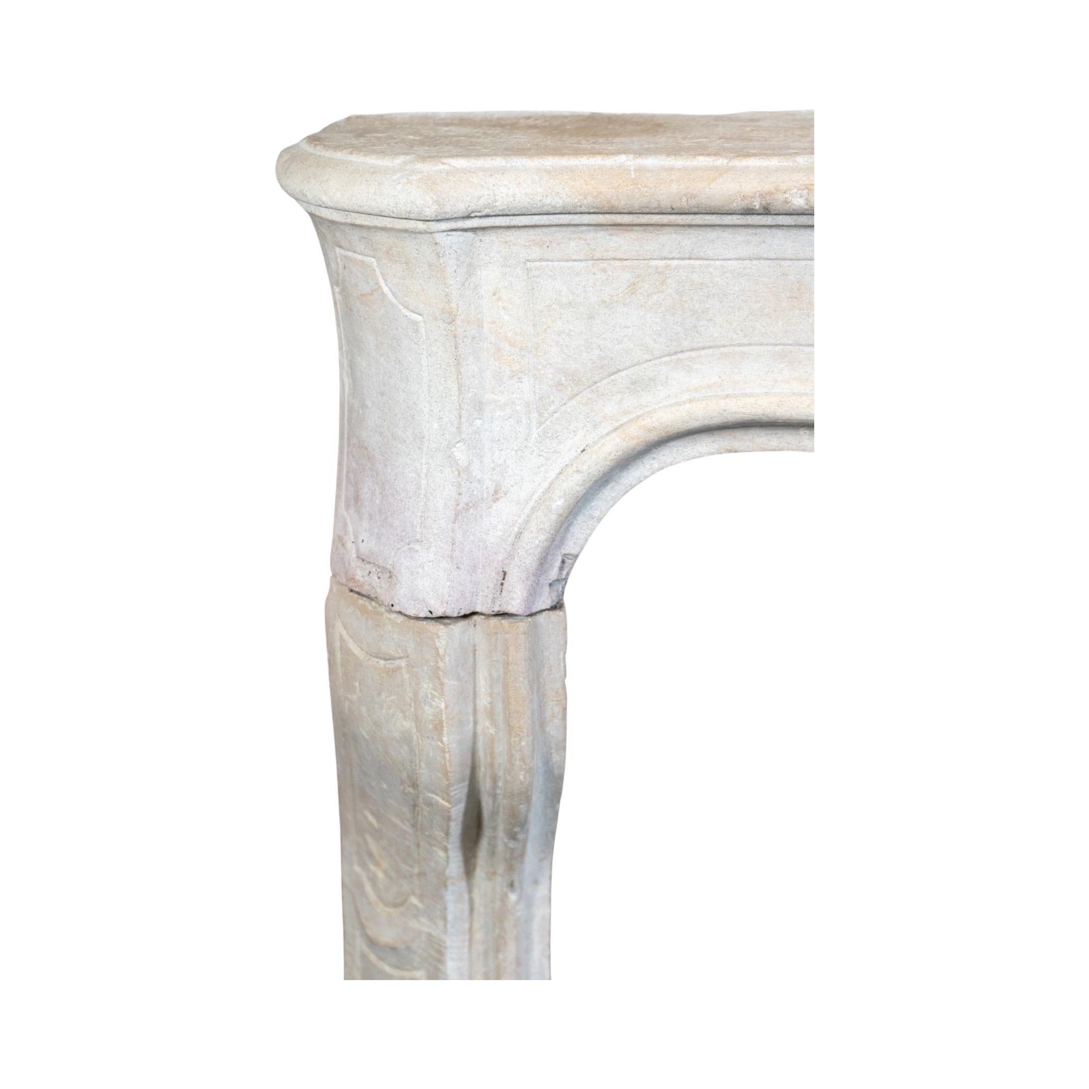 Antique French Burgundy Limestone Mantel en venta 2