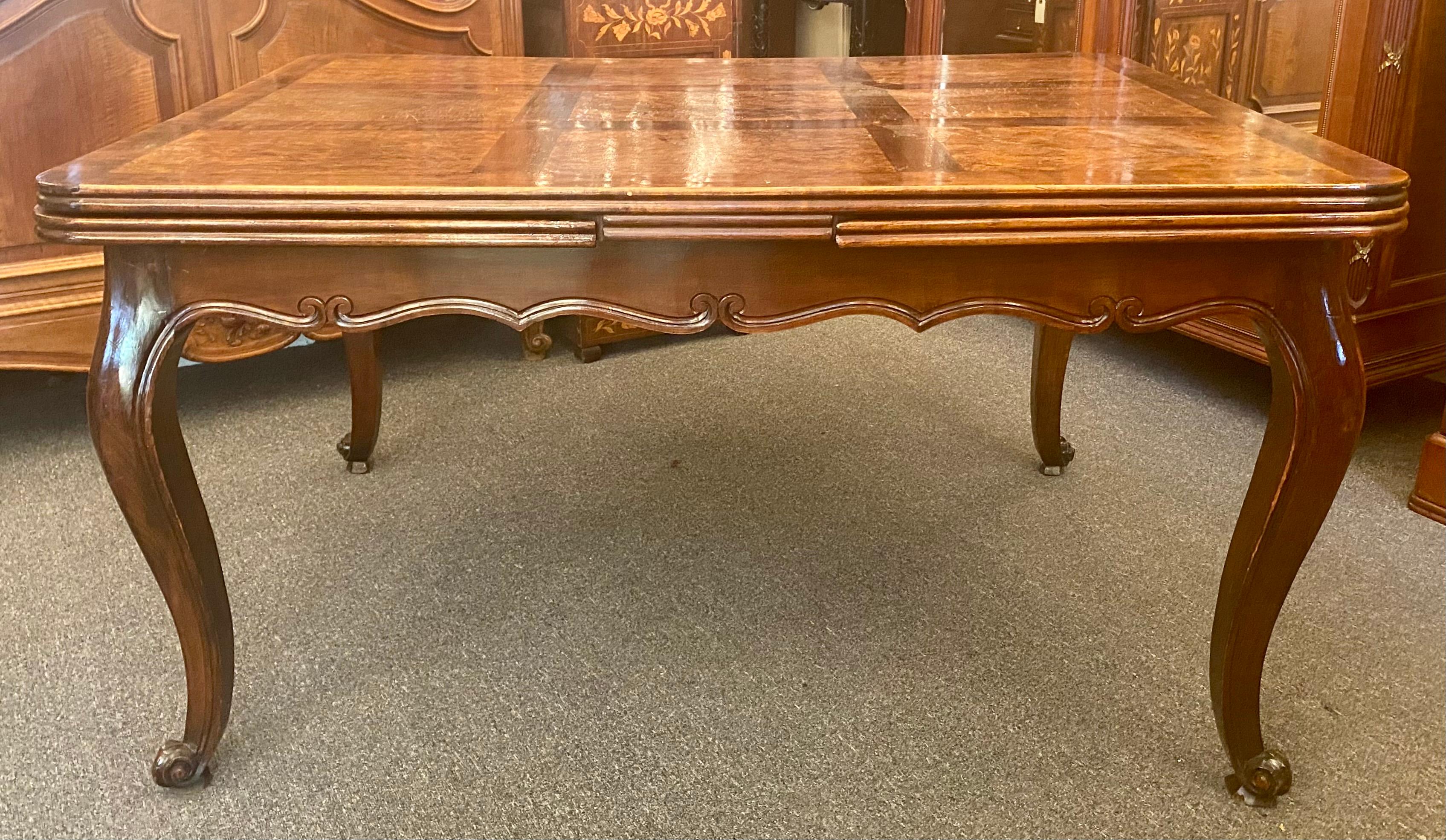 Antique French burled walnut pull-out dining table with fine elm inlay top, circa 1900.
Measures: 55