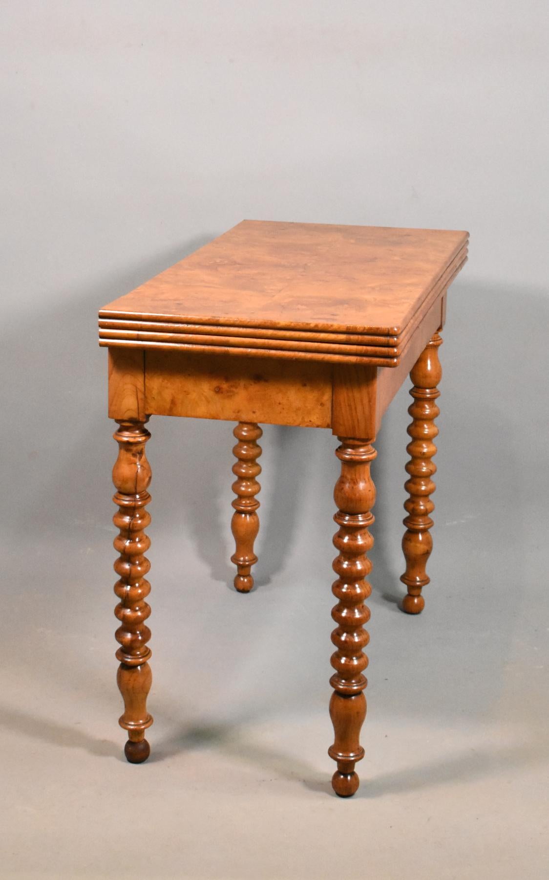 Antique French Burr Elm Folding Games Table, 19th Century In Good Condition In SAINTE-COLOMBE, FR