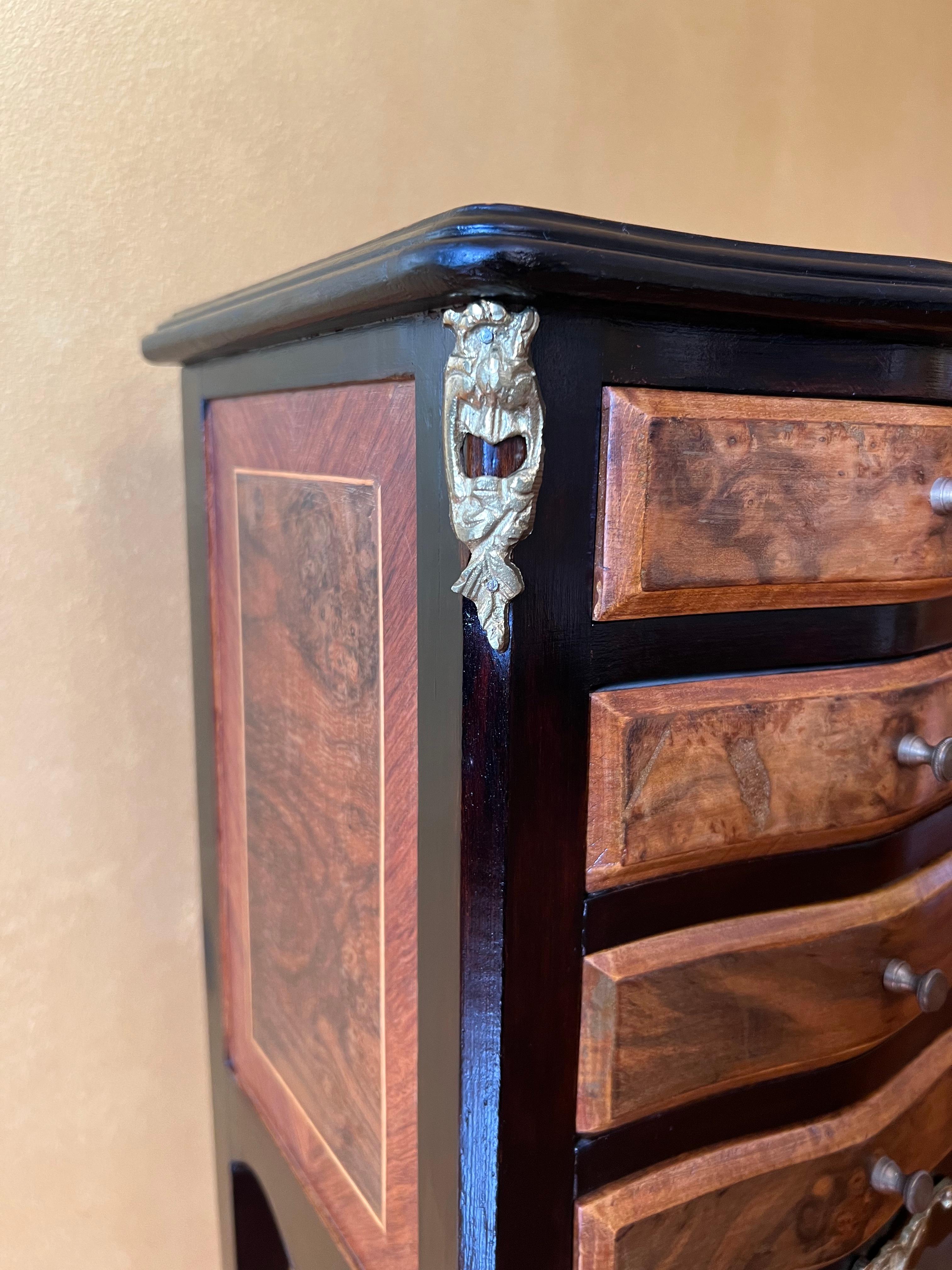 Antique French Burr Walnut Mini Drawers Table In Good Condition For Sale In EDENSOR PARK, NSW