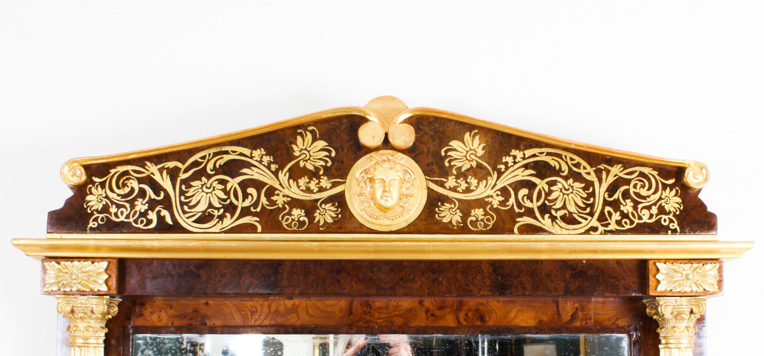 Un beau miroir français ancien en ronce de noyer et parchemin doré, vers 1880.
 
Le miroir rectangulaire présente une crête façonnée avec un anthemion, un masque central doré et d'autres ornements floraux et feuillagés dorés.
 
Il est doté de sa