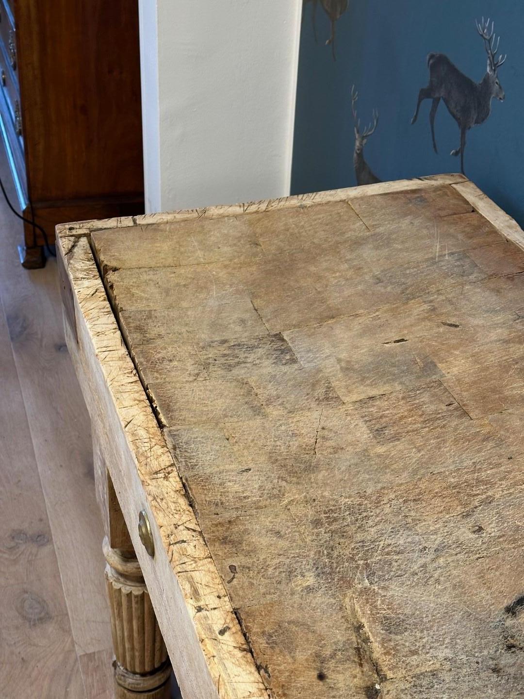 Mesa de carnicero Antique French Haya en venta