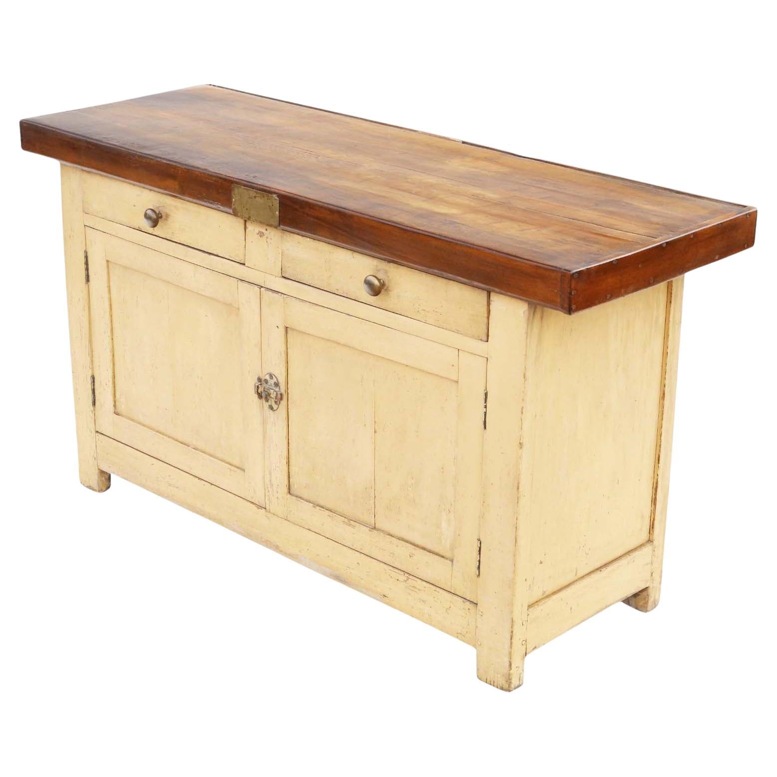 Antico tavolo da cucina a blocco da macellaio francese - piano di lavoro in faggio massiccio, circa 1900.

Questo raro blocco da macellaio francese d'epoca presenta un piano in faggio massiccio di 7,5 cm di spessore e una finitura originale